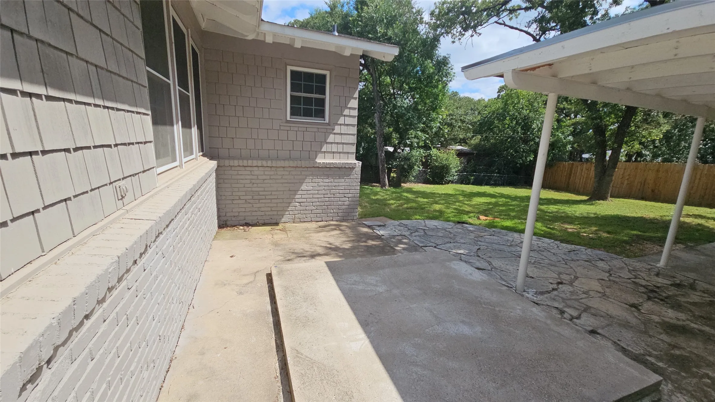 Single Family Residence For Sale in Tarrant County , 1712 Yolanda Drive, Fort Worth, Texas 76112, 3 Bedroom, 3 Bathroom, Garage spaces, 2,468 Sqft, built in 1953, mls#21309276, Real Estate Agent in Fort Worth, Homes For Sale in Tarrant county, Homes For Sale in Fort Worth, Realtor in Fort Worth Texas, Real Estate Brokerage Independent Realty Texas, Luminita Cordes Realtor