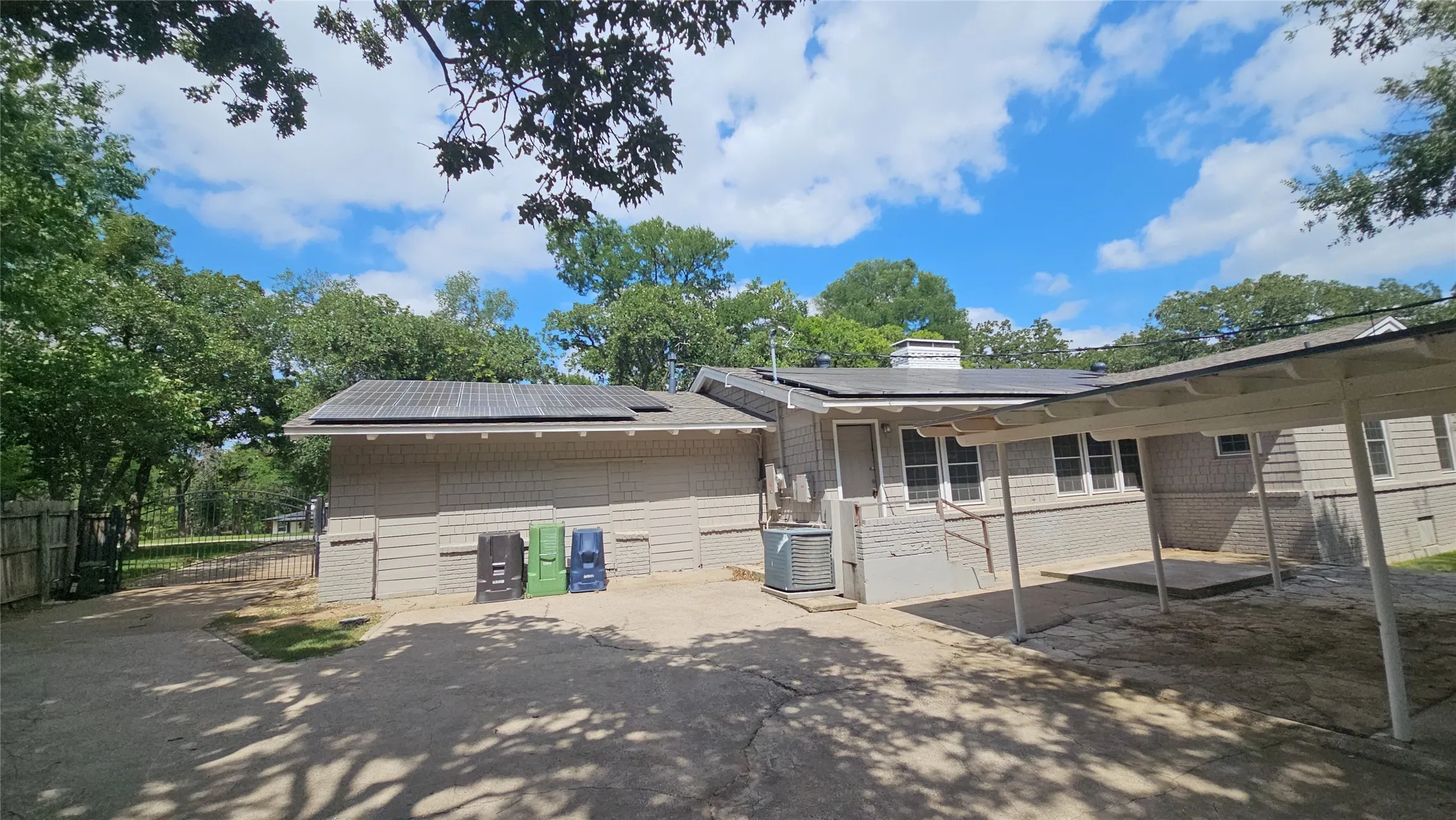 Single Family Residence For Sale in Tarrant County , 1712 Yolanda Drive, Fort Worth, Texas 76112, 3 Bedroom, 3 Bathroom, Garage spaces, 2,468 Sqft, built in 1953, mls#21309276, Real Estate Agent in Fort Worth, Homes For Sale in Tarrant county, Homes For Sale in Fort Worth, Realtor in Fort Worth Texas, Real Estate Brokerage Independent Realty Texas, Luminita Cordes Realtor