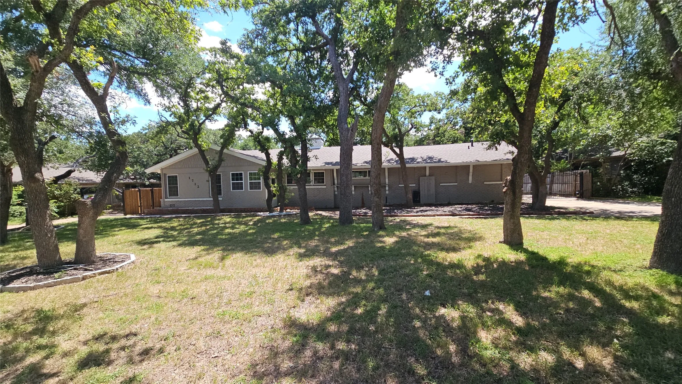 Single Family Residence For Sale in Tarrant County , 1712 Yolanda Drive, Fort Worth, Texas 76112, 3 Bedroom, 3 Bathroom, Garage spaces, 2,468 Sqft, built in 1953, mls#21309276, Real Estate Agent in Fort Worth, Homes For Sale in Tarrant county, Homes For Sale in Fort Worth, Realtor in Fort Worth Texas, Real Estate Brokerage Independent Realty Texas, Luminita Cordes Realtor