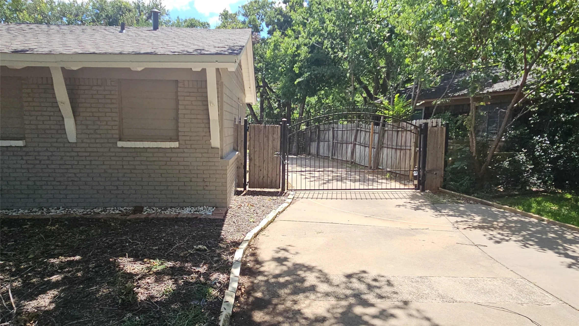 Driveway gate