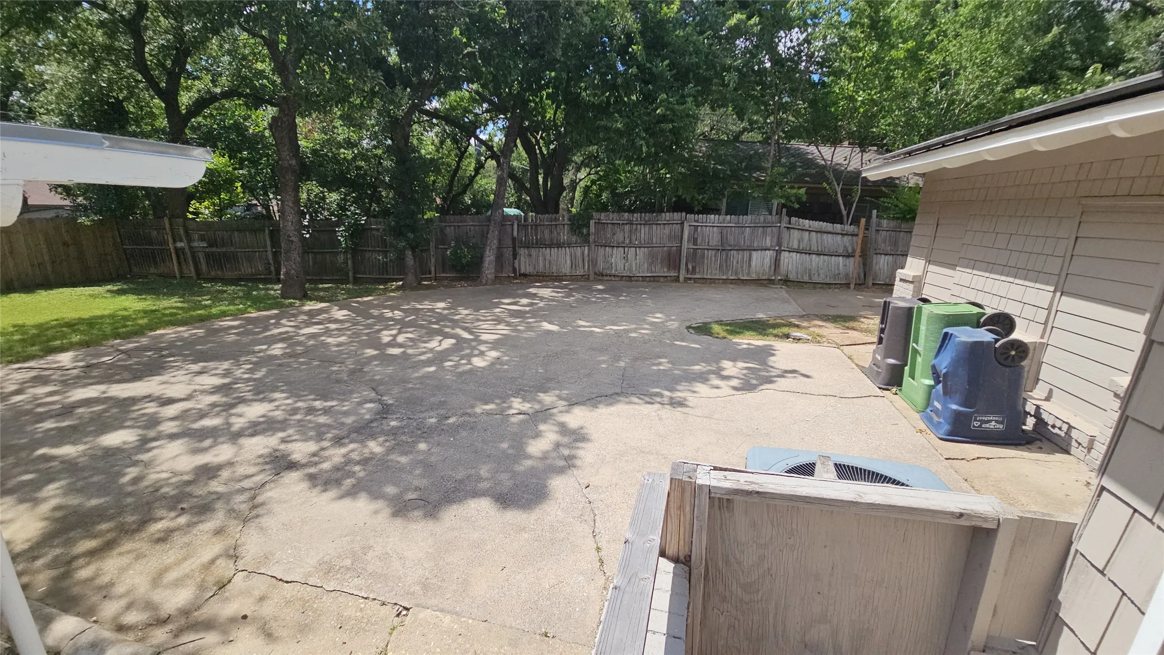 Single Family Residence For Sale in Tarrant County , 1712 Yolanda Drive, Fort Worth, Texas 76112, 3 Bedroom, 3 Bathroom, Garage spaces, 2,468 Sqft, built in 1953, mls#21309276, Real Estate Agent in Fort Worth, Homes For Sale in Tarrant county, Homes For Sale in Fort Worth, Realtor in Fort Worth Texas, Real Estate Brokerage Independent Realty Texas, Luminita Cordes Realtor