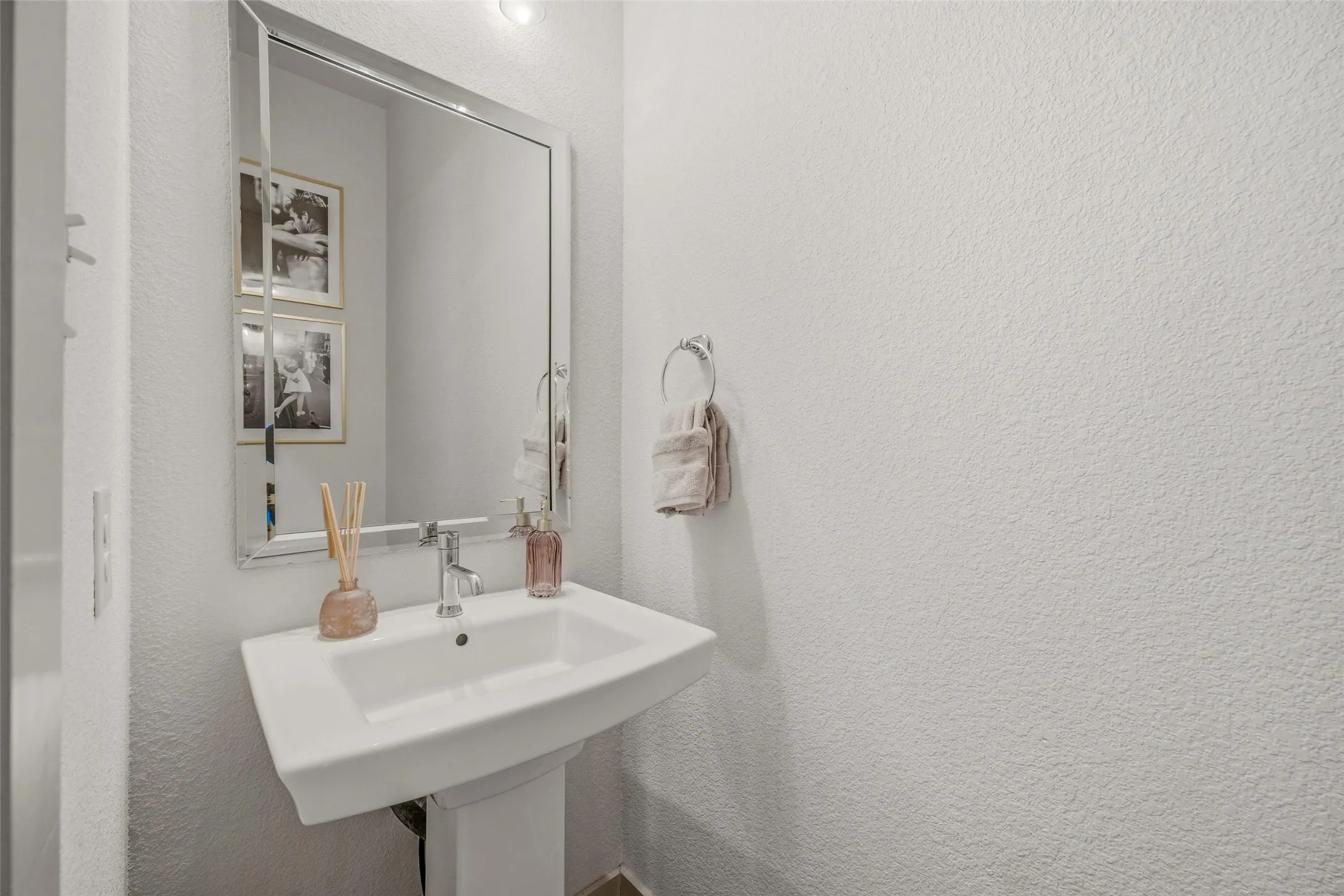 Single Family Residence For Sale in Tarrant County , 210 Wimberly Street, Fort Worth, Texas 76107, 3 Bedroom, 3 Bathroom, 2 Garage spaces, 2,081 Sqft, built in 2016, mls#21316054, Real Estate Agent in Fort Worth, Homes For Sale in Tarrant county, Homes For Sale in Fort Worth, Realtor in Fort Worth Texas, Real Estate Brokerage Independent Realty Texas, Luminita Cordes Realtor
