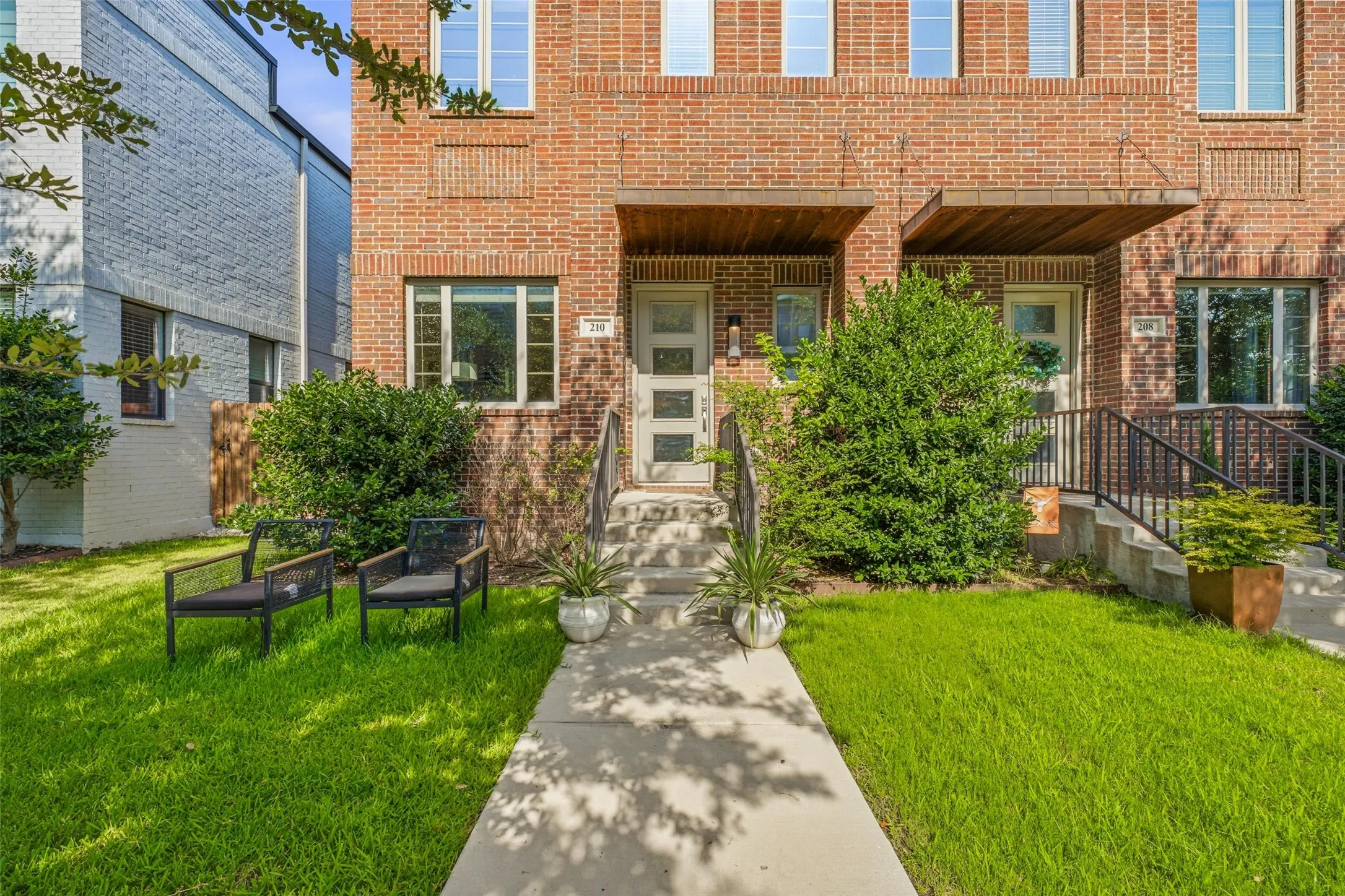 Single Family Residence For Sale in Tarrant County , 210 Wimberly Street, Fort Worth, Texas 76107, 3 Bedroom, 3 Bathroom, 2 Garage spaces, 2,081 Sqft, built in 2016, mls#21316054, Real Estate Agent in Fort Worth, Homes For Sale in Tarrant county, Homes For Sale in Fort Worth, Realtor in Fort Worth Texas, Real Estate Brokerage Independent Realty Texas, Luminita Cordes Realtor