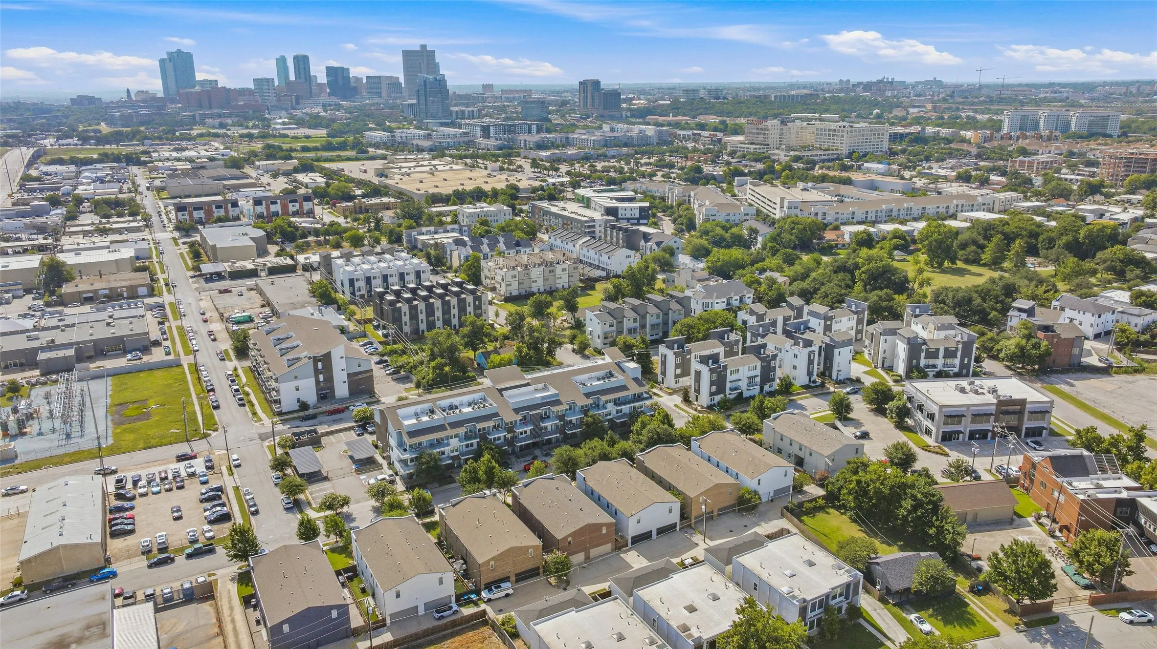 Single Family Residence For Sale in Tarrant County , 210 Wimberly Street, Fort Worth, Texas 76107, 3 Bedroom, 3 Bathroom, 2 Garage spaces, 2,081 Sqft, built in 2016, mls#21316054, Real Estate Agent in Fort Worth, Homes For Sale in Tarrant county, Homes For Sale in Fort Worth, Realtor in Fort Worth Texas, Real Estate Brokerage Independent Realty Texas, Luminita Cordes Realtor