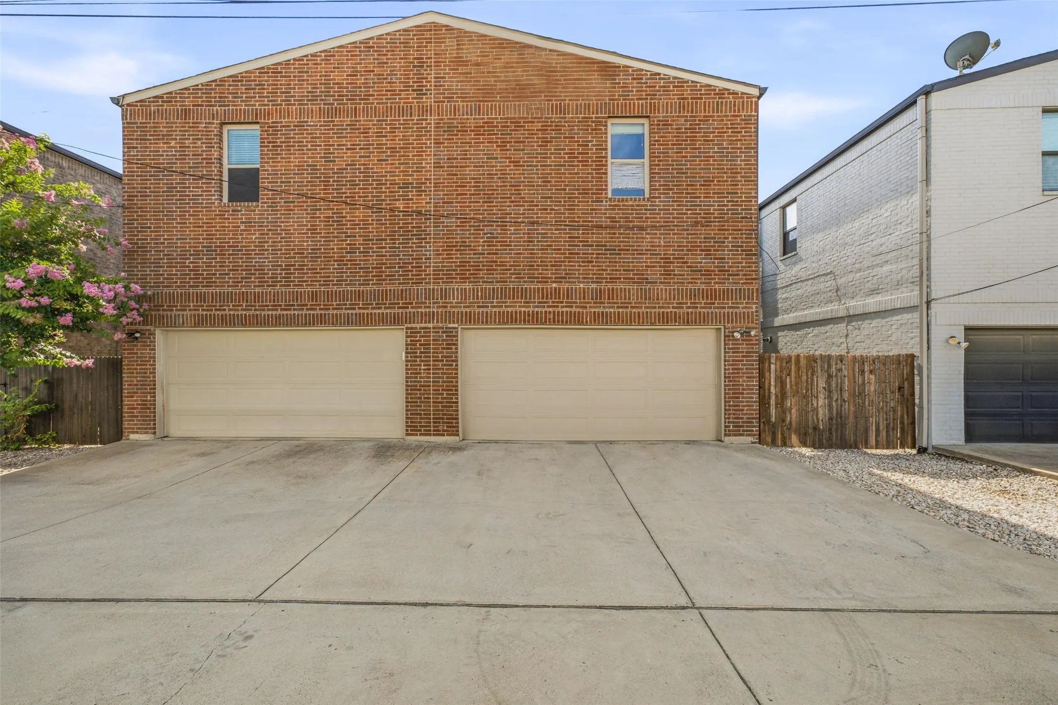 Single Family Residence For Sale in Tarrant County , 210 Wimberly Street, Fort Worth, Texas 76107, 3 Bedroom, 3 Bathroom, 2 Garage spaces, 2,081 Sqft, built in 2016, mls#21316054, Real Estate Agent in Fort Worth, Homes For Sale in Tarrant county, Homes For Sale in Fort Worth, Realtor in Fort Worth Texas, Real Estate Brokerage Independent Realty Texas, Luminita Cordes Realtor