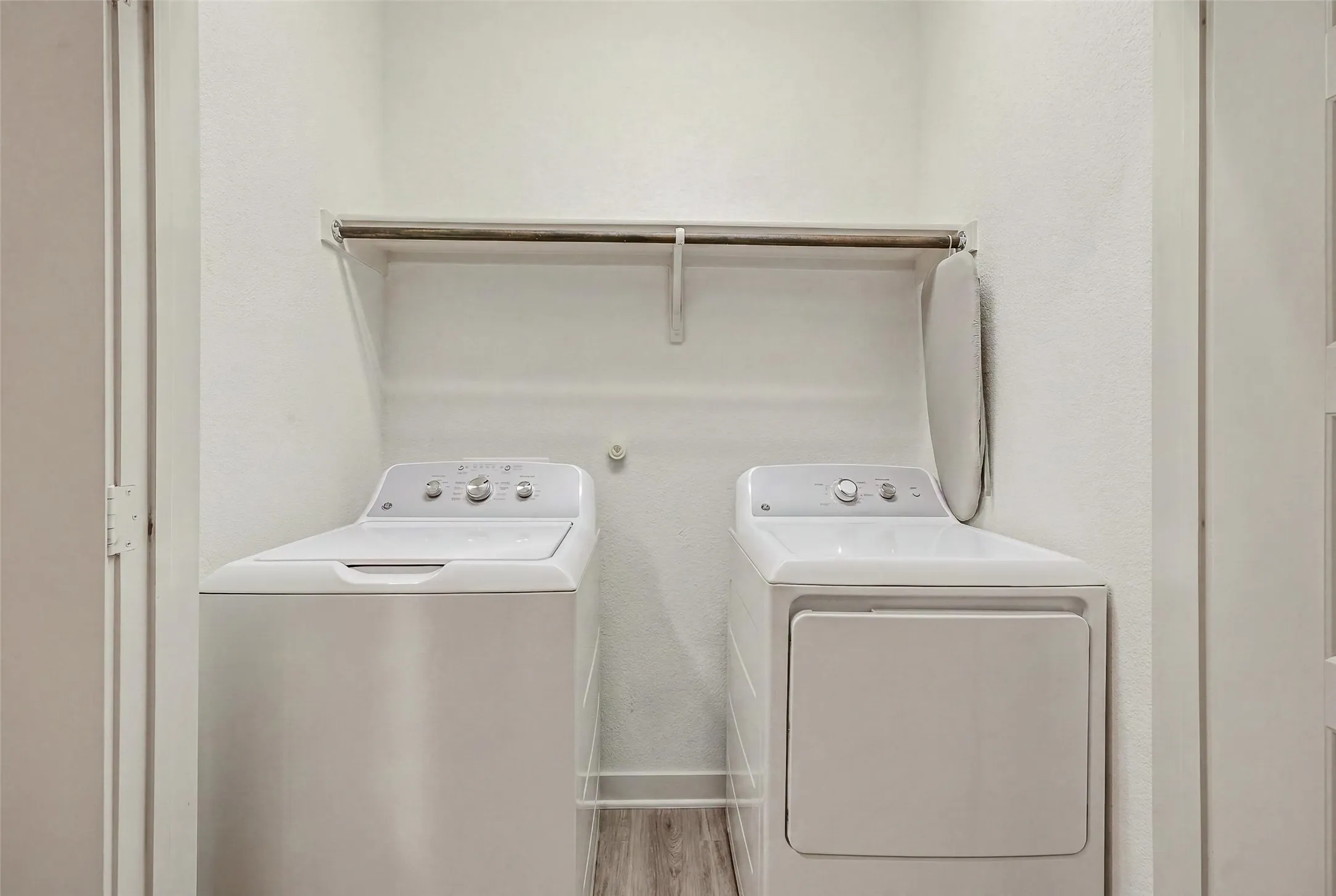Single Family Residence For Sale in Tarrant County , 210 Wimberly Street, Fort Worth, Texas 76107, 3 Bedroom, 3 Bathroom, 2 Garage spaces, 2,081 Sqft, built in 2016, mls#21316054, Real Estate Agent in Fort Worth, Homes For Sale in Tarrant county, Homes For Sale in Fort Worth, Realtor in Fort Worth Texas, Real Estate Brokerage Independent Realty Texas, Luminita Cordes Realtor