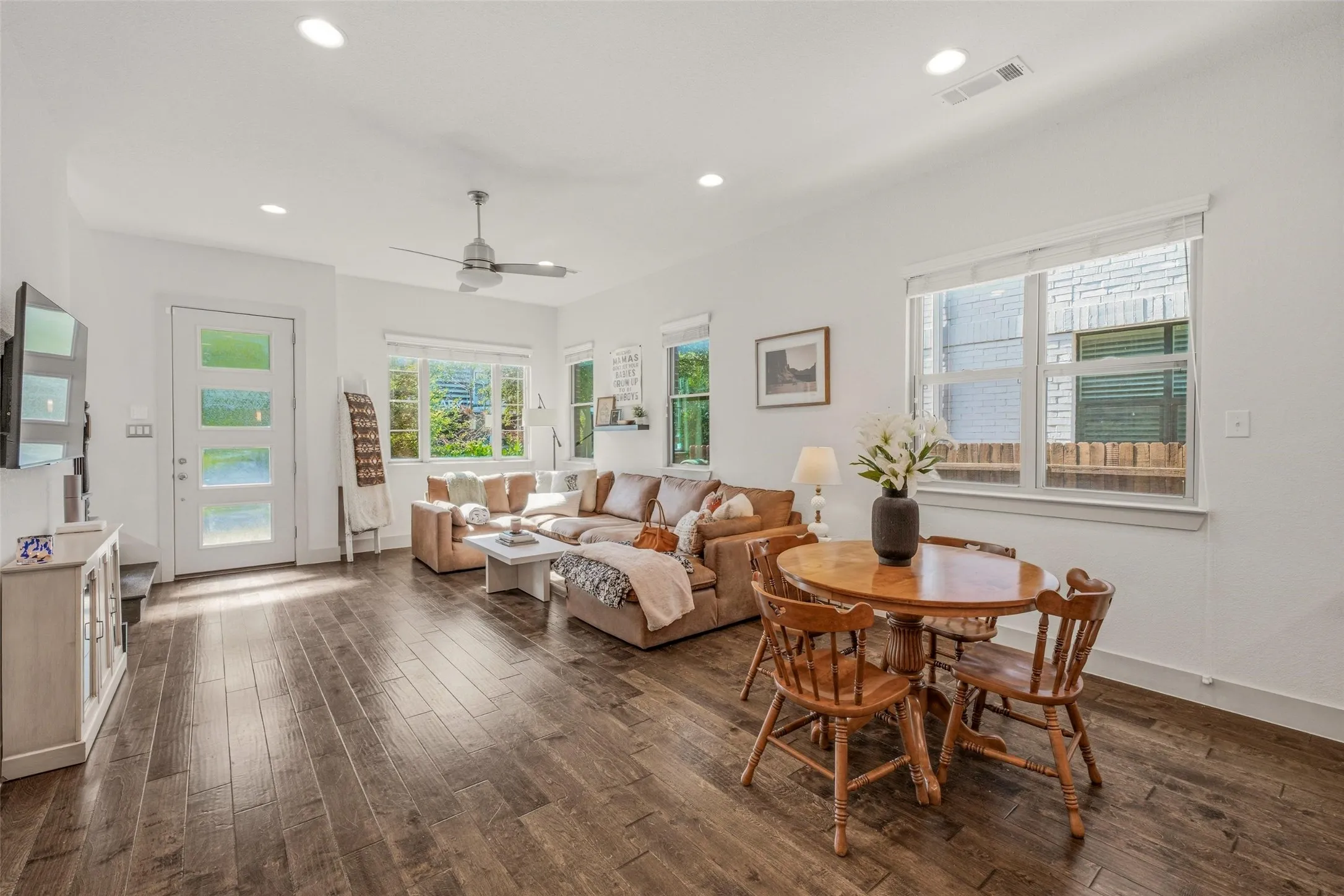 Single Family Residence For Sale in Tarrant County , 210 Wimberly Street, Fort Worth, Texas 76107, 3 Bedroom, 3 Bathroom, 2 Garage spaces, 2,081 Sqft, built in 2016, mls#21316054, Real Estate Agent in Fort Worth, Homes For Sale in Tarrant county, Homes For Sale in Fort Worth, Realtor in Fort Worth Texas, Real Estate Brokerage Independent Realty Texas, Luminita Cordes Realtor