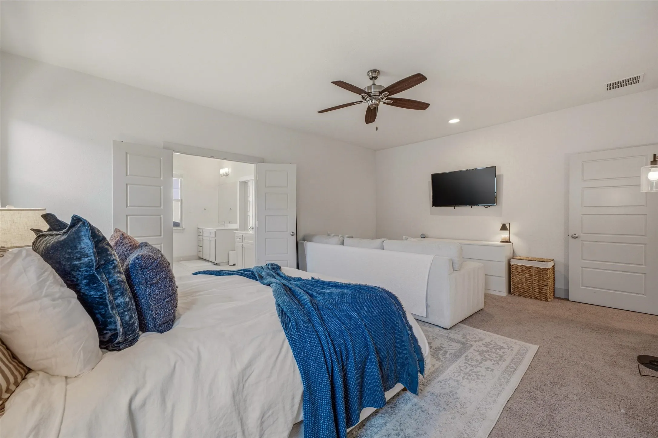 Single Family Residence For Sale in Tarrant County , 210 Wimberly Street, Fort Worth, Texas 76107, 3 Bedroom, 3 Bathroom, 2 Garage spaces, 2,081 Sqft, built in 2016, mls#21316054, Real Estate Agent in Fort Worth, Homes For Sale in Tarrant county, Homes For Sale in Fort Worth, Realtor in Fort Worth Texas, Real Estate Brokerage Independent Realty Texas, Luminita Cordes Realtor