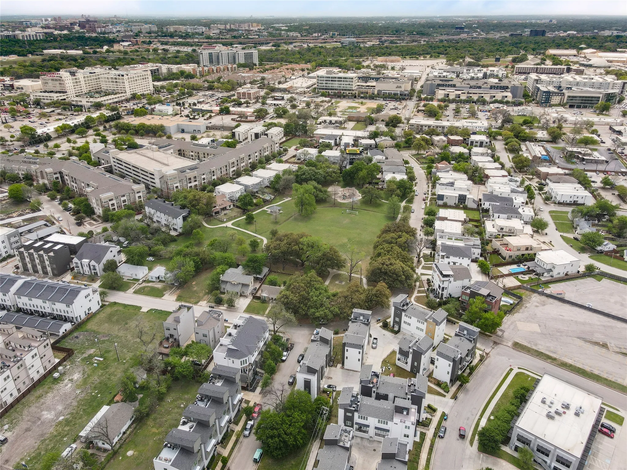 Single Family Residence For Sale in Tarrant County , 210 Wimberly Street, Fort Worth, Texas 76107, 3 Bedroom, 3 Bathroom, 2 Garage spaces, 2,081 Sqft, built in 2016, mls#21316054, Real Estate Agent in Fort Worth, Homes For Sale in Tarrant county, Homes For Sale in Fort Worth, Realtor in Fort Worth Texas, Real Estate Brokerage Independent Realty Texas, Luminita Cordes Realtor
