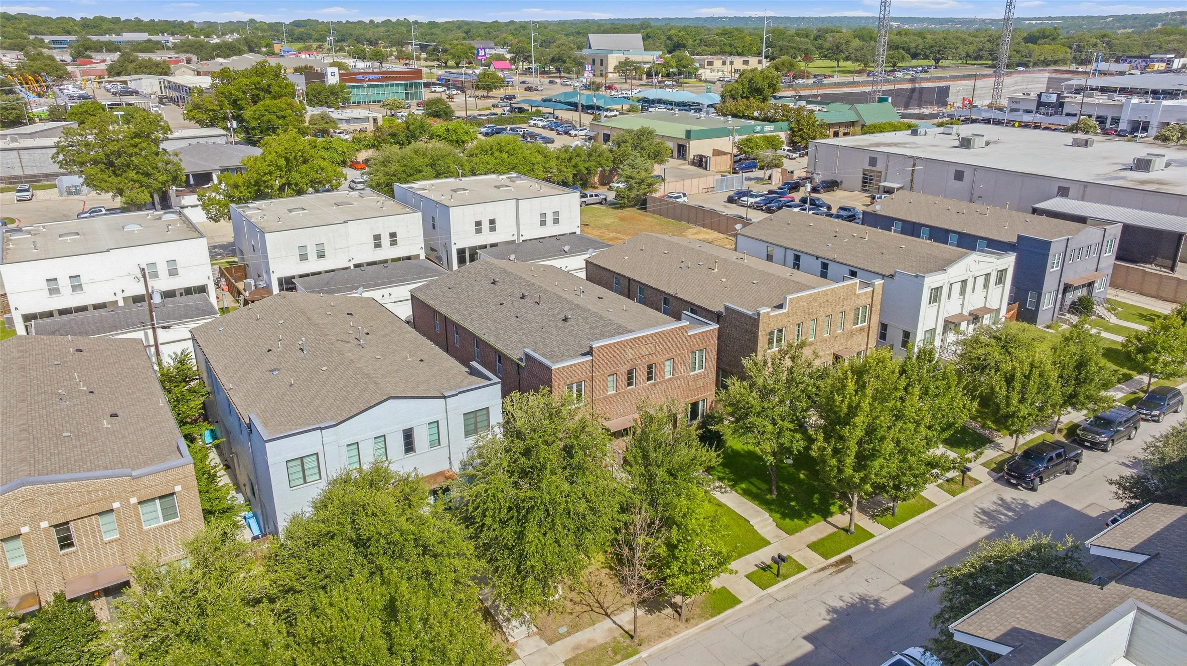 Single Family Residence For Sale in Tarrant County , 210 Wimberly Street, Fort Worth, Texas 76107, 3 Bedroom, 3 Bathroom, 2 Garage spaces, 2,081 Sqft, built in 2016, mls#21316054, Real Estate Agent in Fort Worth, Homes For Sale in Tarrant county, Homes For Sale in Fort Worth, Realtor in Fort Worth Texas, Real Estate Brokerage Independent Realty Texas, Luminita Cordes Realtor