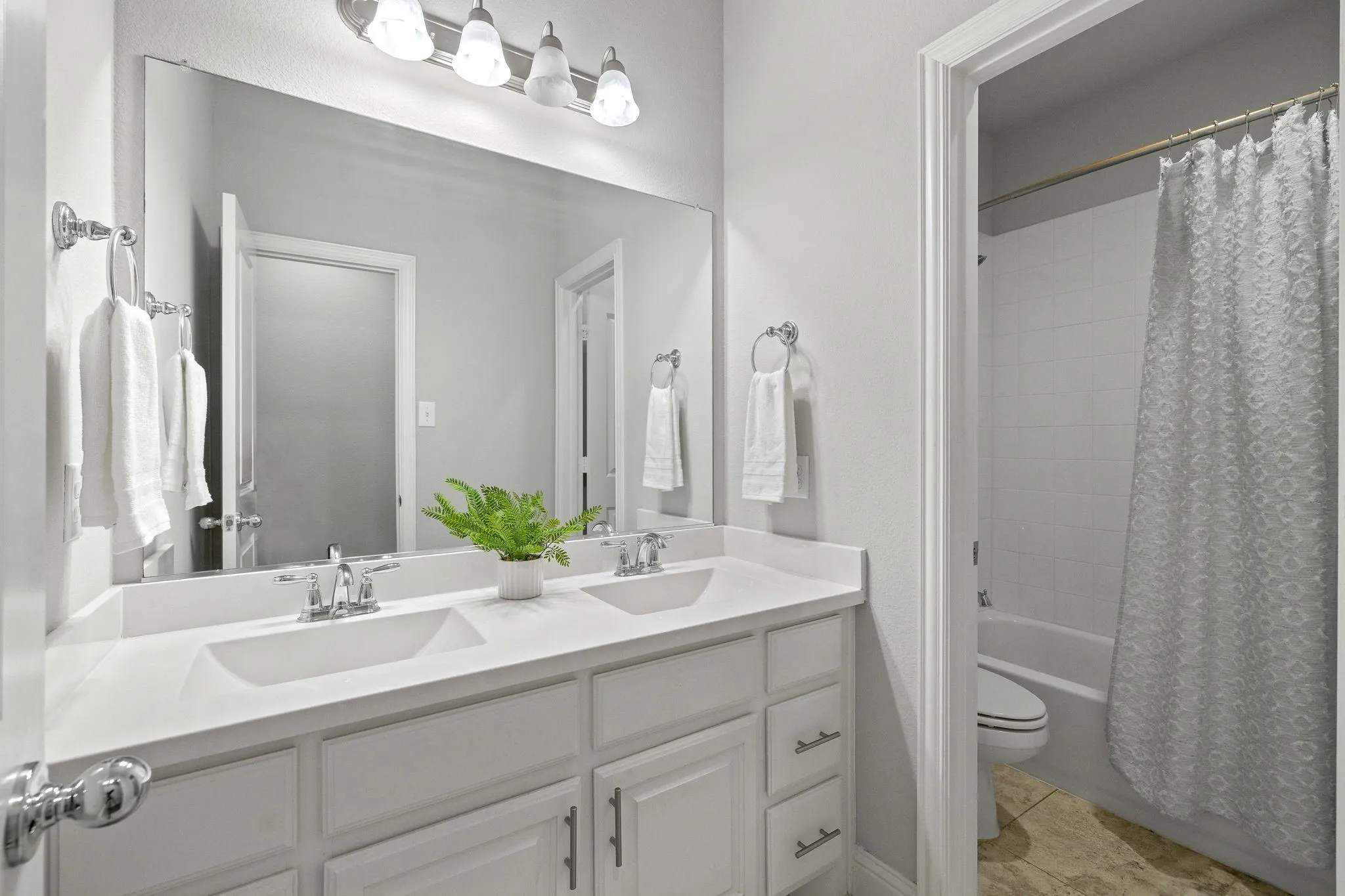 Full bathroom for guest bedrooms 2 and 3.