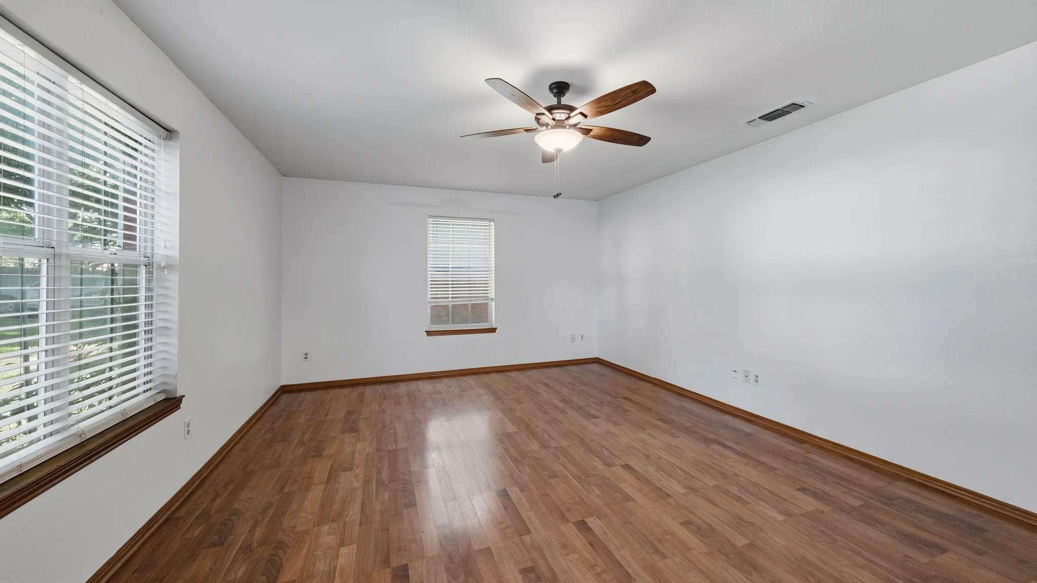 Single Family Residence For Sale in Parker County , 1406 S Elm Street, Weatherford, Texas 76086, 2 Bedroom, 2 Bathroom, Garage spaces, 1,205 Sqft, built in 1988, mls#21317267, Real Estate Agent in Weatherford, Homes For Sale in Parker county, Homes For Sale in Weatherford, Realtor in Weatherford Texas, Real Estate Brokerage Independent Realty Texas, Luminita Cordes Realtor