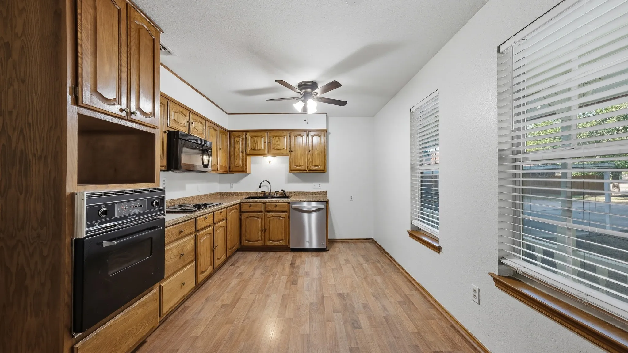 Single Family Residence For Sale in Parker County , 1406 S Elm Street, Weatherford, Texas 76086, 2 Bedroom, 2 Bathroom, Garage spaces, 1,205 Sqft, built in 1988, mls#21317267, Real Estate Agent in Weatherford, Homes For Sale in Parker county, Homes For Sale in Weatherford, Realtor in Weatherford Texas, Real Estate Brokerage Independent Realty Texas, Luminita Cordes Realtor