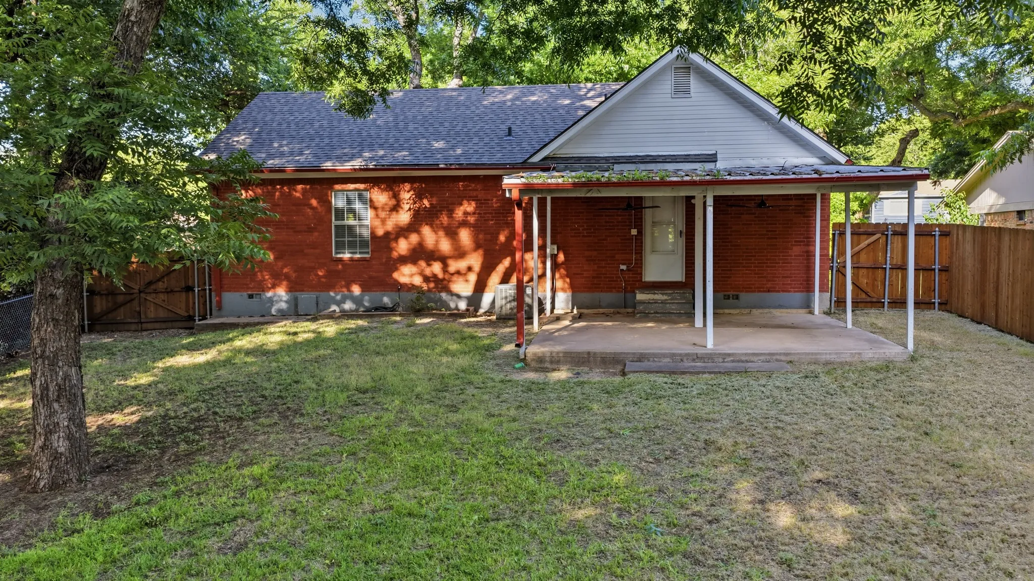 Single Family Residence For Sale in Parker County , 1406 S Elm Street, Weatherford, Texas 76086, 2 Bedroom, 2 Bathroom, Garage spaces, 1,205 Sqft, built in 1988, mls#21317267, Real Estate Agent in Weatherford, Homes For Sale in Parker county, Homes For Sale in Weatherford, Realtor in Weatherford Texas, Real Estate Brokerage Independent Realty Texas, Luminita Cordes Realtor