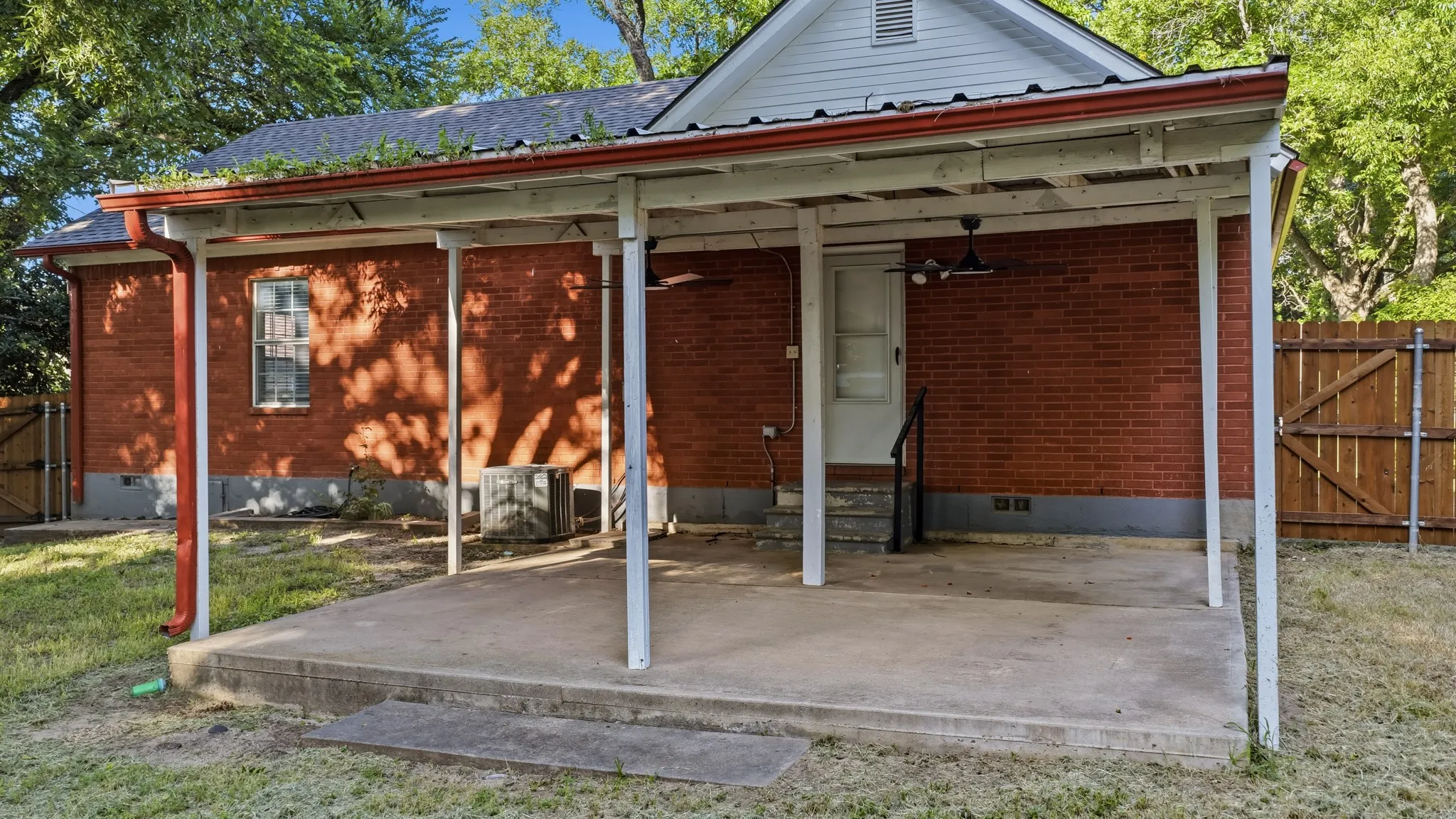 Single Family Residence For Sale in Parker County , 1406 S Elm Street, Weatherford, Texas 76086, 2 Bedroom, 2 Bathroom, Garage spaces, 1,205 Sqft, built in 1988, mls#21317267, Real Estate Agent in Weatherford, Homes For Sale in Parker county, Homes For Sale in Weatherford, Realtor in Weatherford Texas, Real Estate Brokerage Independent Realty Texas, Luminita Cordes Realtor