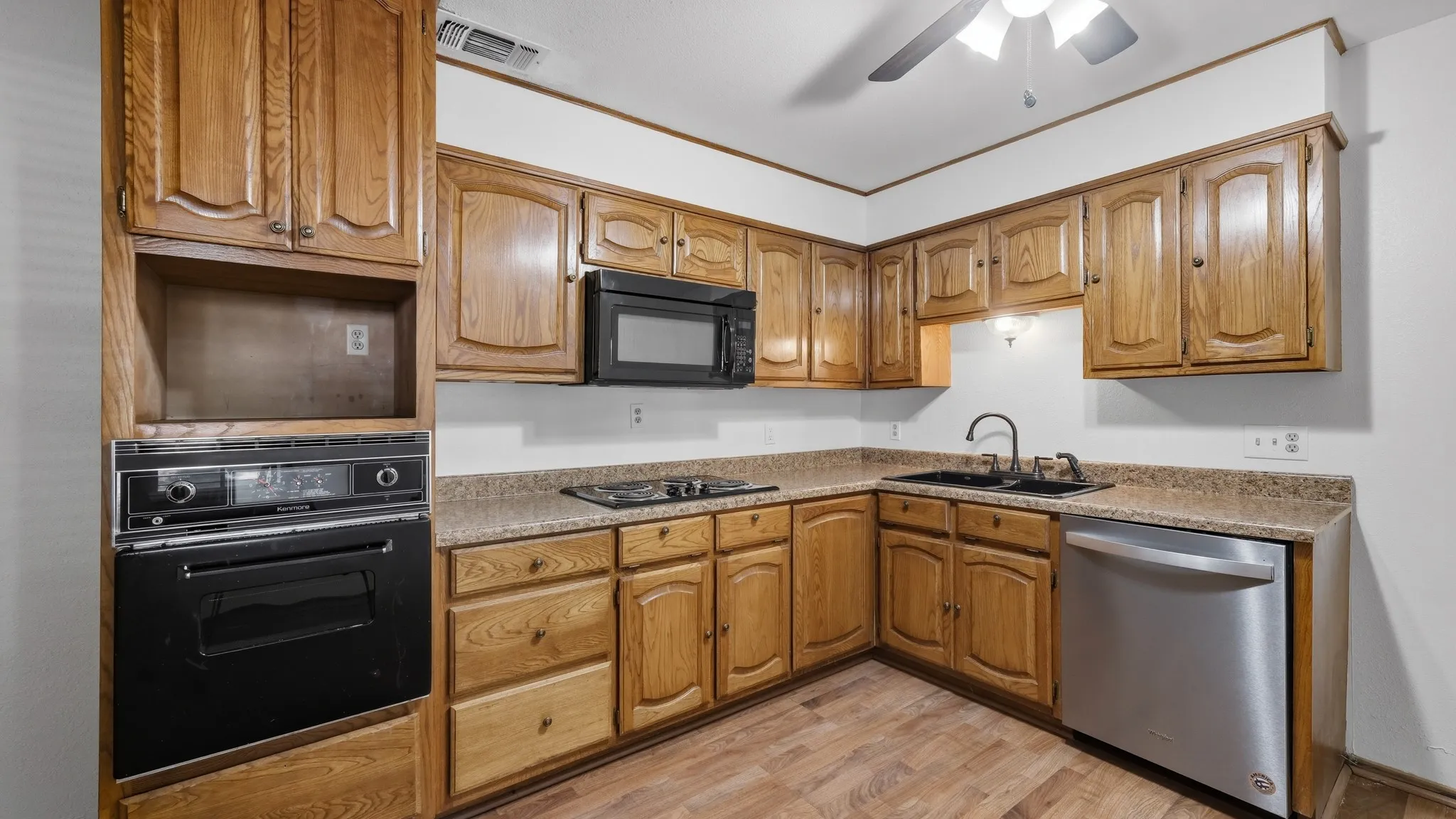 Single Family Residence For Sale in Parker County , 1406 S Elm Street, Weatherford, Texas 76086, 2 Bedroom, 2 Bathroom, Garage spaces, 1,205 Sqft, built in 1988, mls#21317267, Real Estate Agent in Weatherford, Homes For Sale in Parker county, Homes For Sale in Weatherford, Realtor in Weatherford Texas, Real Estate Brokerage Independent Realty Texas, Luminita Cordes Realtor