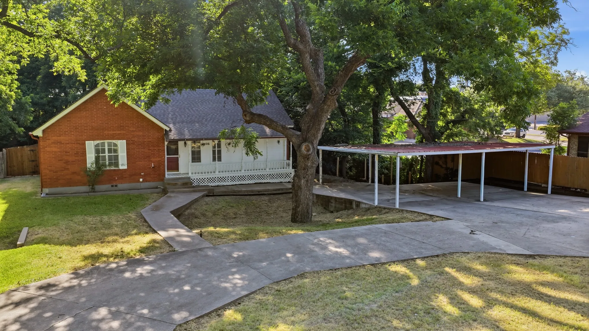 Single Family Residence For Sale in Parker County , 1406 S Elm Street, Weatherford, Texas 76086, 2 Bedroom, 2 Bathroom, Garage spaces, 1,205 Sqft, built in 1988, mls#21317267, Real Estate Agent in Weatherford, Homes For Sale in Parker county, Homes For Sale in Weatherford, Realtor in Weatherford Texas, Real Estate Brokerage Independent Realty Texas, Luminita Cordes Realtor