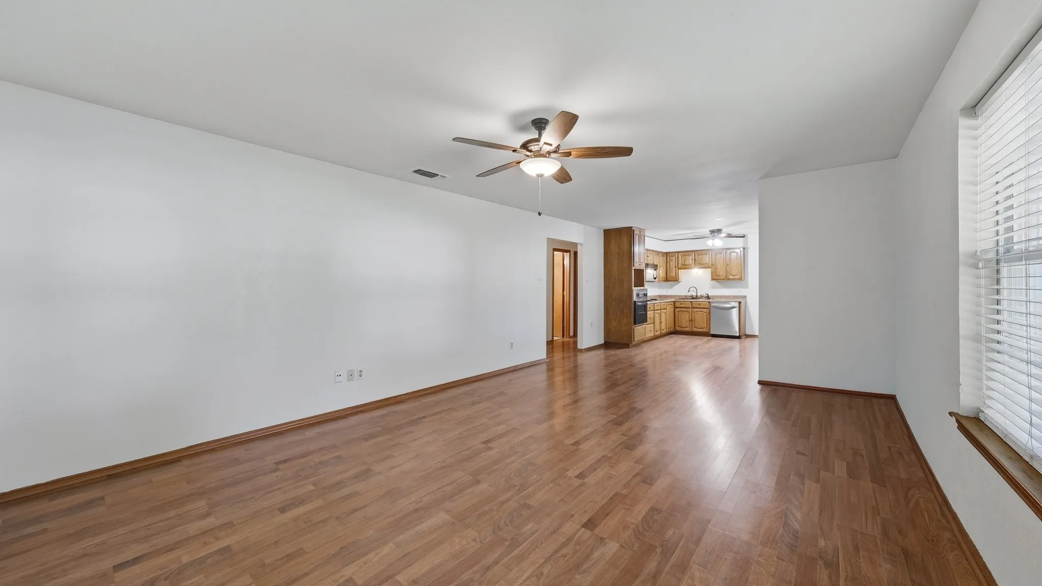 Single Family Residence For Sale in Parker County , 1406 S Elm Street, Weatherford, Texas 76086, 2 Bedroom, 2 Bathroom, Garage spaces, 1,205 Sqft, built in 1988, mls#21317267, Real Estate Agent in Weatherford, Homes For Sale in Parker county, Homes For Sale in Weatherford, Realtor in Weatherford Texas, Real Estate Brokerage Independent Realty Texas, Luminita Cordes Realtor