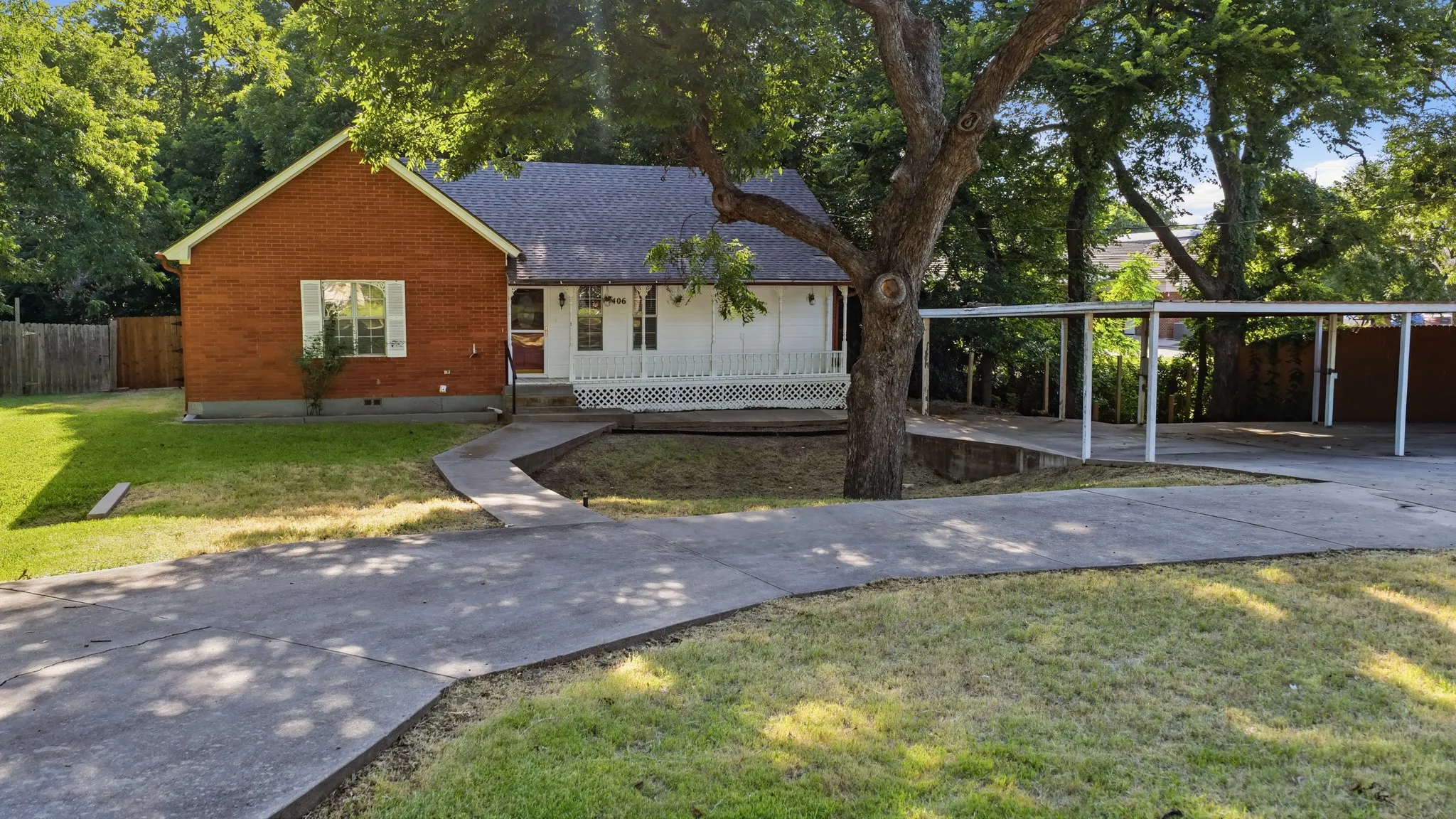 Single Family Residence For Sale in Parker County , 1406 S Elm Street, Weatherford, Texas 76086, 2 Bedroom, 2 Bathroom, Garage spaces, 1,205 Sqft, built in 1988, mls#21317267, Real Estate Agent in Weatherford, Homes For Sale in Parker county, Homes For Sale in Weatherford, Realtor in Weatherford Texas, Real Estate Brokerage Independent Realty Texas, Luminita Cordes Realtor