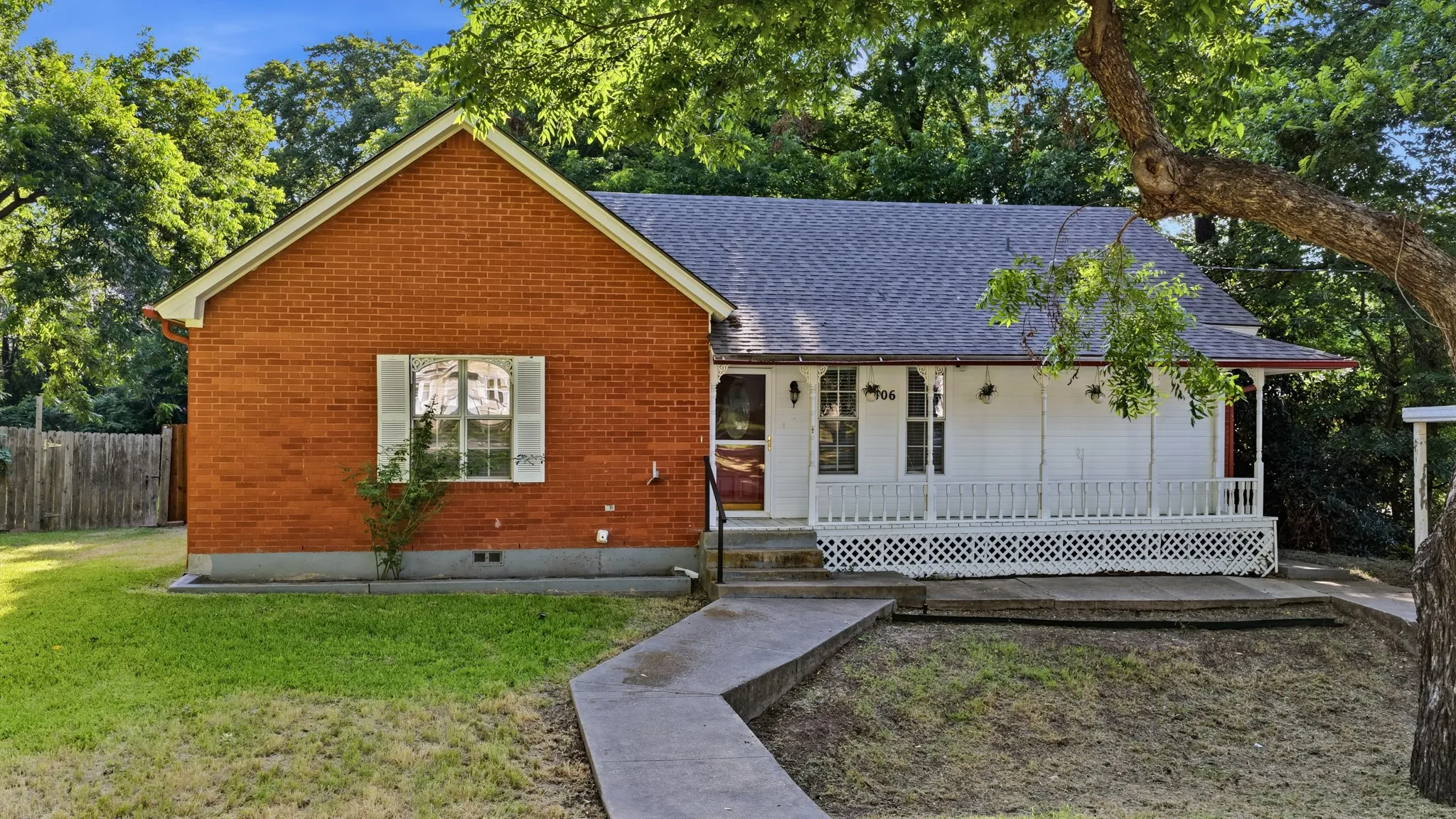 Single Family Residence For Sale in Parker County , 1406 S Elm Street, Weatherford, Texas 76086, 2 Bedroom, 2 Bathroom, Garage spaces, 1,205 Sqft, built in 1988, mls#21317267, Real Estate Agent in Weatherford, Homes For Sale in Parker county, Homes For Sale in Weatherford, Realtor in Weatherford Texas, Real Estate Brokerage Independent Realty Texas, Luminita Cordes Realtor