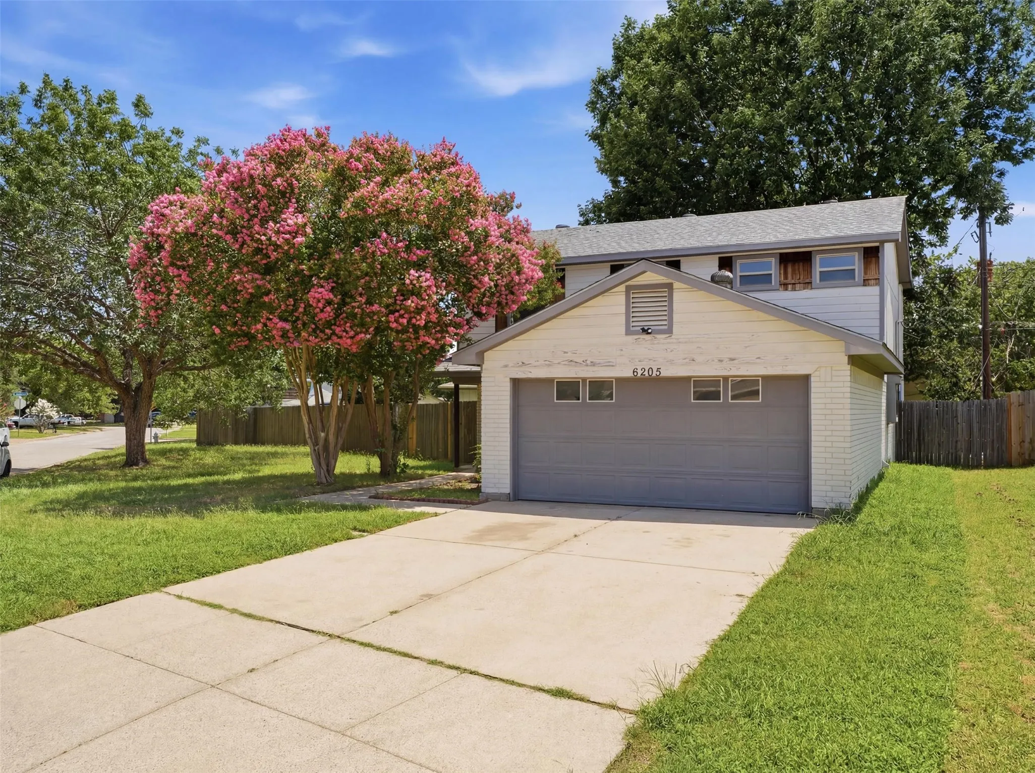 Single Family Residence For Sale in Tarrant County , 6205 Fernwood Drive, Arlington, Texas 76001, 4 Bedroom, 4 Bathroom, 2 Garage spaces, 2,136 Sqft, built in 1985, mls#21318087, Real Estate Agent in Arlington, Homes For Sale in Tarrant county, Homes For Sale in Arlington, Realtor in Arlington Texas, Real Estate Brokerage Independent Realty Texas, Luminita Cordes Realtor