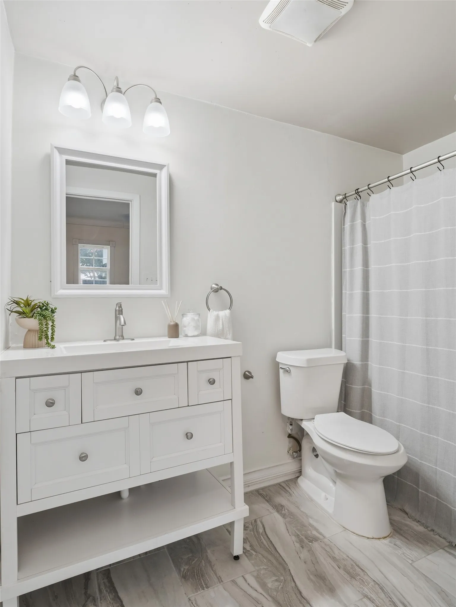 Single Family Residence For Sale in Tarrant County , 6205 Fernwood Drive, Arlington, Texas 76001, 4 Bedroom, 4 Bathroom, 2 Garage spaces, 2,136 Sqft, built in 1985, mls#21318087, Real Estate Agent in Arlington, Homes For Sale in Tarrant county, Homes For Sale in Arlington, Realtor in Arlington Texas, Real Estate Brokerage Independent Realty Texas, Luminita Cordes Realtor