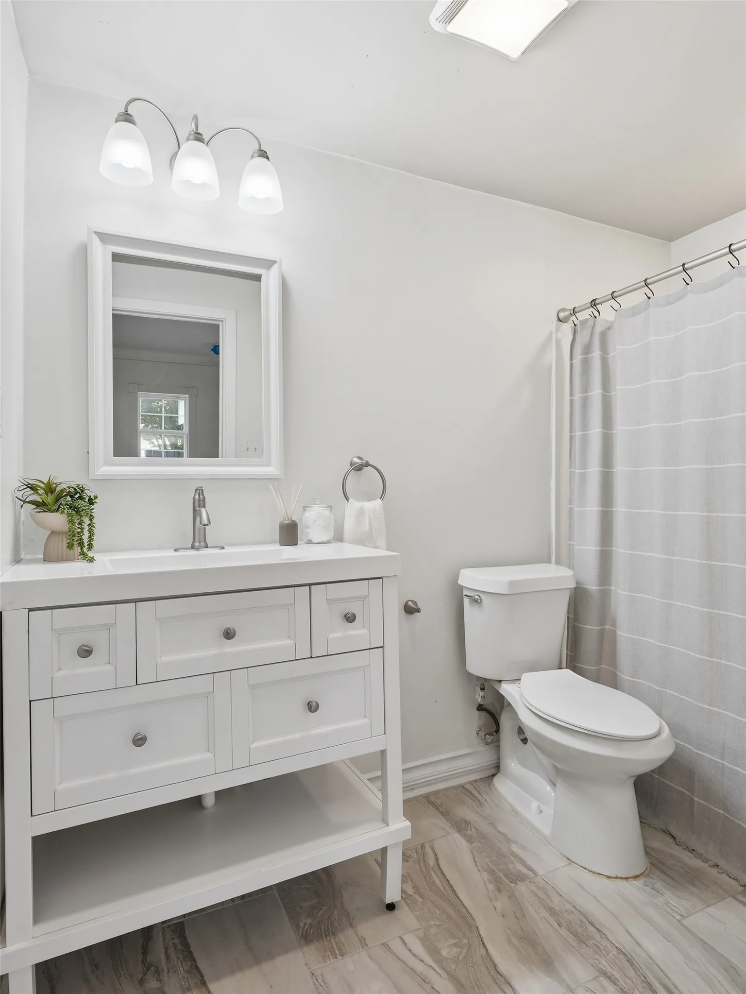 Single Family Residence For Sale in Tarrant County , 6205 Fernwood Drive, Arlington, Texas 76001, 4 Bedroom, 4 Bathroom, 2 Garage spaces, 2,136 Sqft, built in 1985, mls#21318087, Real Estate Agent in Arlington, Homes For Sale in Tarrant county, Homes For Sale in Arlington, Realtor in Arlington Texas, Real Estate Brokerage Independent Realty Texas, Luminita Cordes Realtor