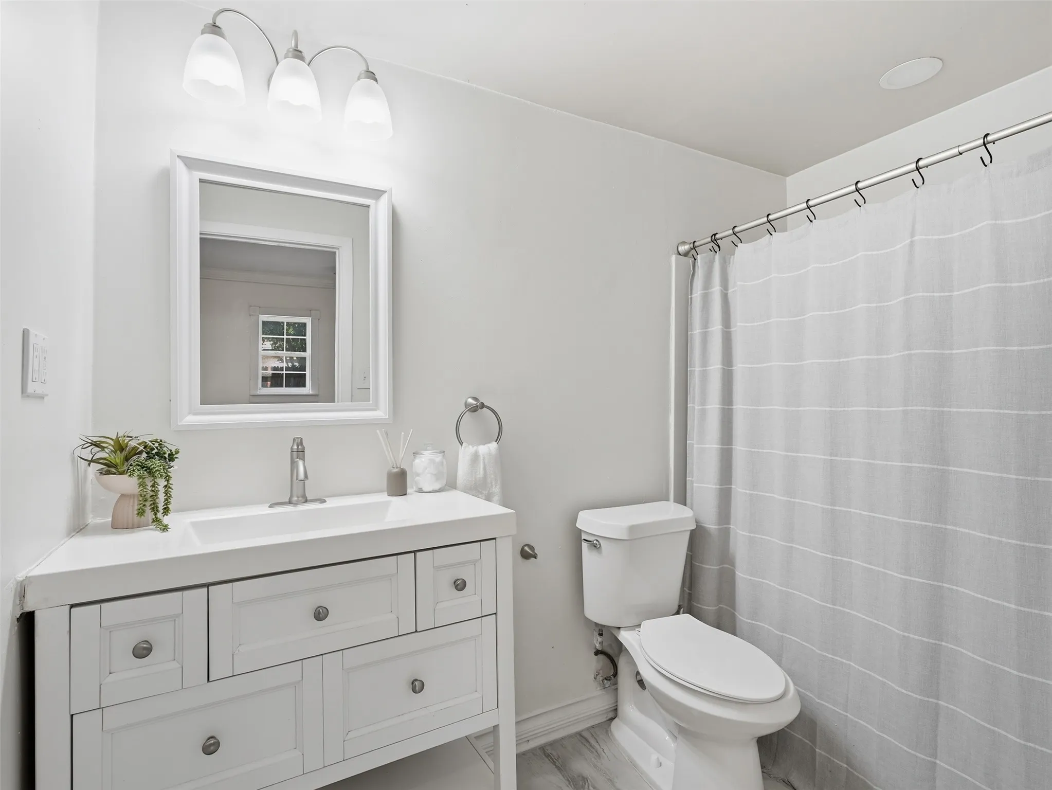Single Family Residence For Sale in Tarrant County , 6205 Fernwood Drive, Arlington, Texas 76001, 4 Bedroom, 4 Bathroom, 2 Garage spaces, 2,136 Sqft, built in 1985, mls#21318087, Real Estate Agent in Arlington, Homes For Sale in Tarrant county, Homes For Sale in Arlington, Realtor in Arlington Texas, Real Estate Brokerage Independent Realty Texas, Luminita Cordes Realtor