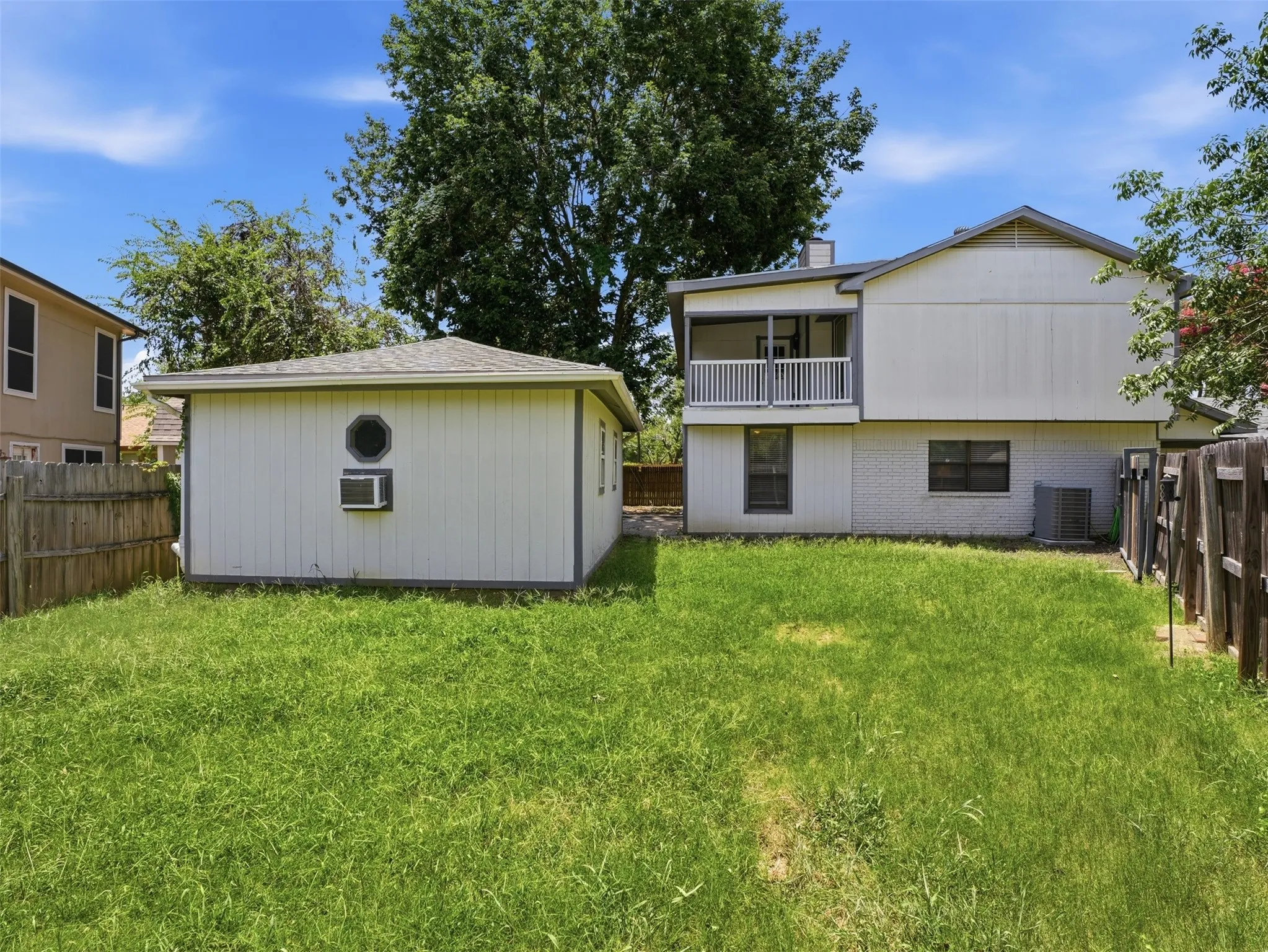 Single Family Residence For Sale in Tarrant County , 6205 Fernwood Drive, Arlington, Texas 76001, 4 Bedroom, 4 Bathroom, 2 Garage spaces, 2,136 Sqft, built in 1985, mls#21318087, Real Estate Agent in Arlington, Homes For Sale in Tarrant county, Homes For Sale in Arlington, Realtor in Arlington Texas, Real Estate Brokerage Independent Realty Texas, Luminita Cordes Realtor