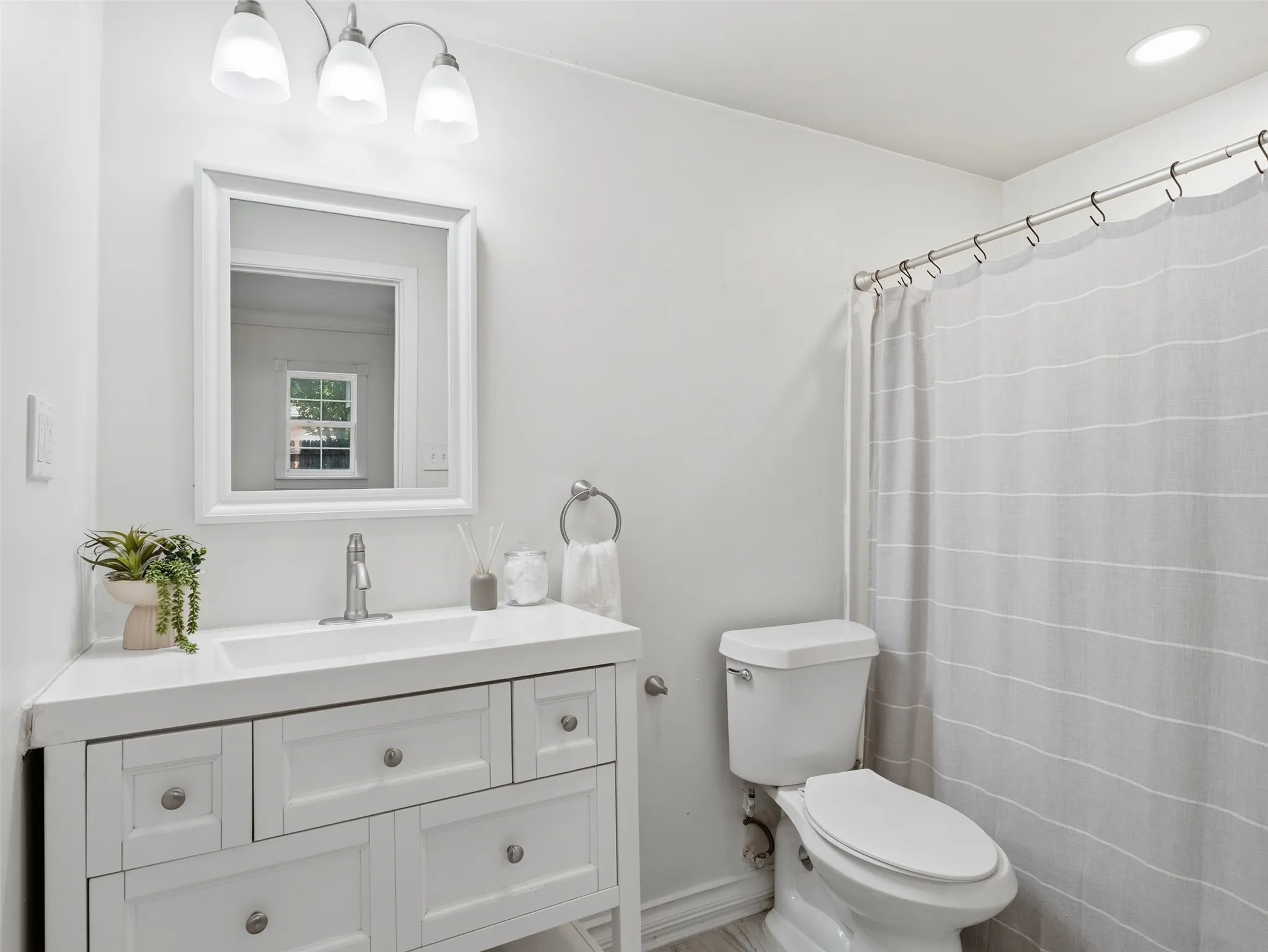 Single Family Residence For Sale in Tarrant County , 6205 Fernwood Drive, Arlington, Texas 76001, 4 Bedroom, 4 Bathroom, 2 Garage spaces, 2,136 Sqft, built in 1985, mls#21318087, Real Estate Agent in Arlington, Homes For Sale in Tarrant county, Homes For Sale in Arlington, Realtor in Arlington Texas, Real Estate Brokerage Independent Realty Texas, Luminita Cordes Realtor