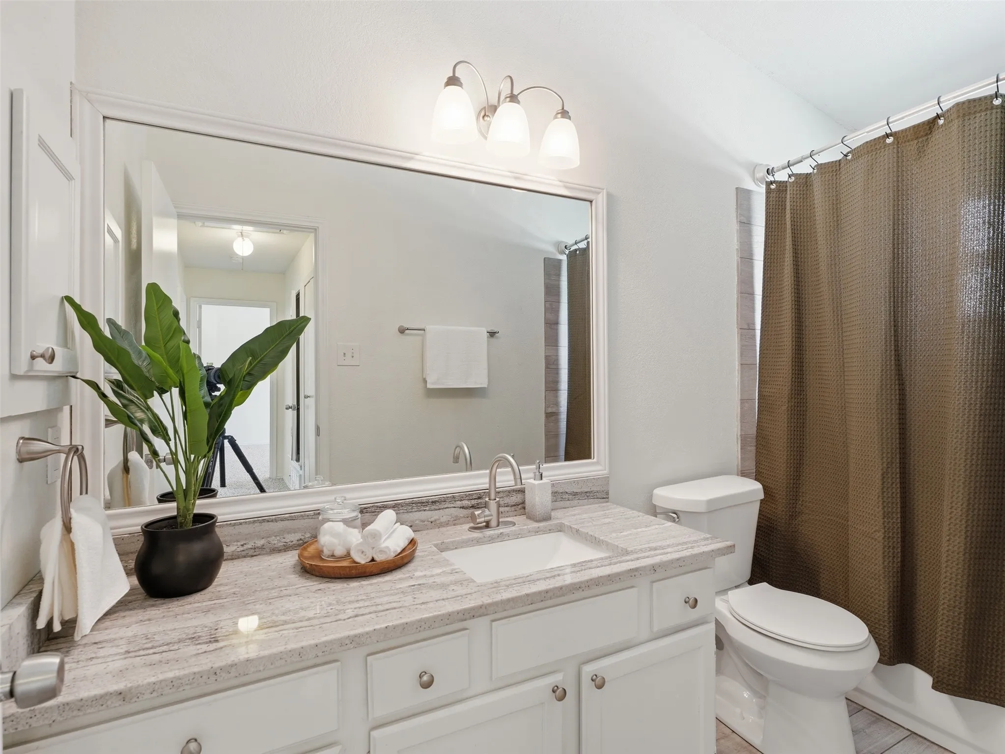 Single Family Residence For Sale in Tarrant County , 6205 Fernwood Drive, Arlington, Texas 76001, 4 Bedroom, 4 Bathroom, 2 Garage spaces, 2,136 Sqft, built in 1985, mls#21318087, Real Estate Agent in Arlington, Homes For Sale in Tarrant county, Homes For Sale in Arlington, Realtor in Arlington Texas, Real Estate Brokerage Independent Realty Texas, Luminita Cordes Realtor