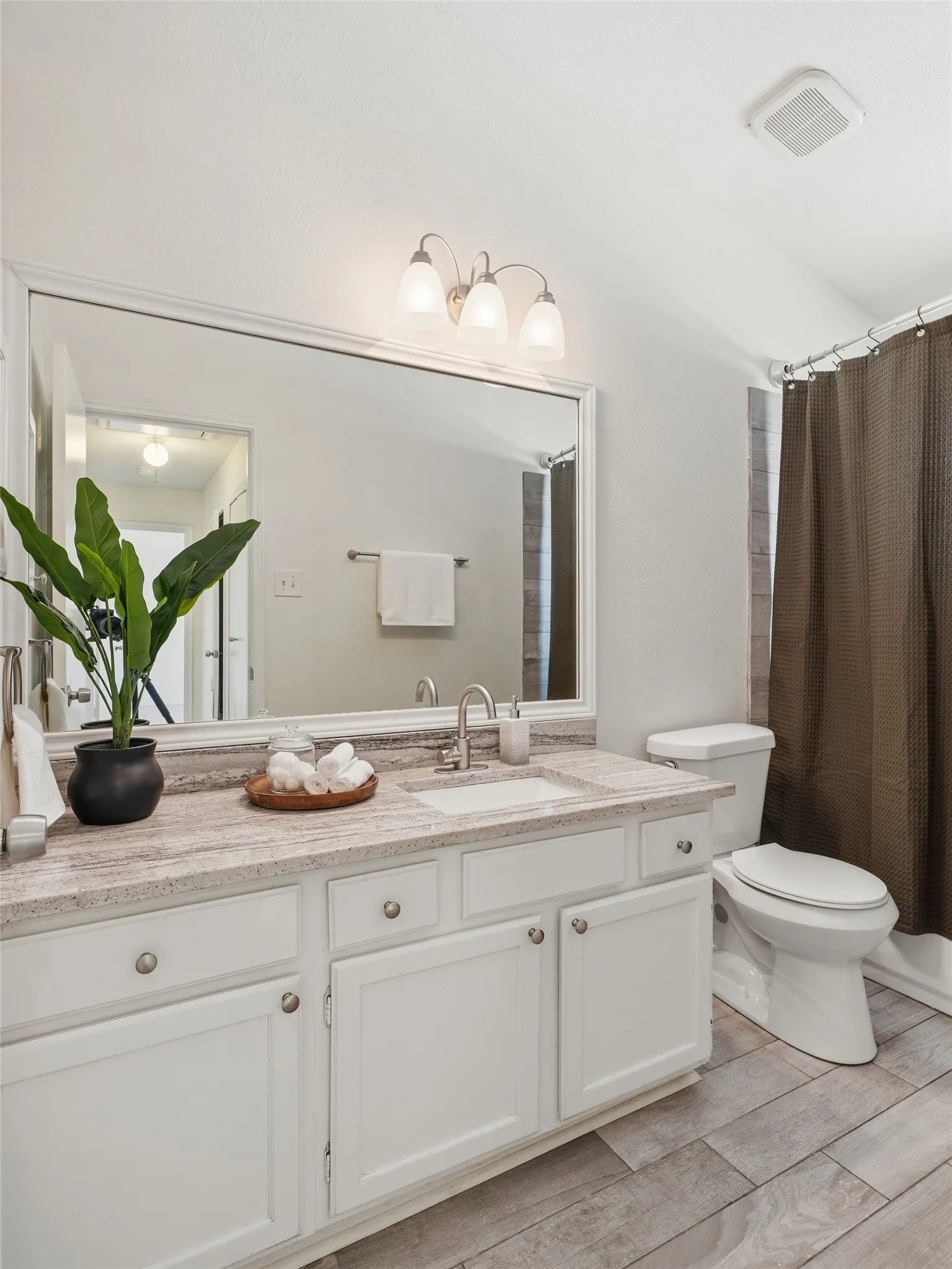 Single Family Residence For Sale in Tarrant County , 6205 Fernwood Drive, Arlington, Texas 76001, 4 Bedroom, 4 Bathroom, 2 Garage spaces, 2,136 Sqft, built in 1985, mls#21318087, Real Estate Agent in Arlington, Homes For Sale in Tarrant county, Homes For Sale in Arlington, Realtor in Arlington Texas, Real Estate Brokerage Independent Realty Texas, Luminita Cordes Realtor