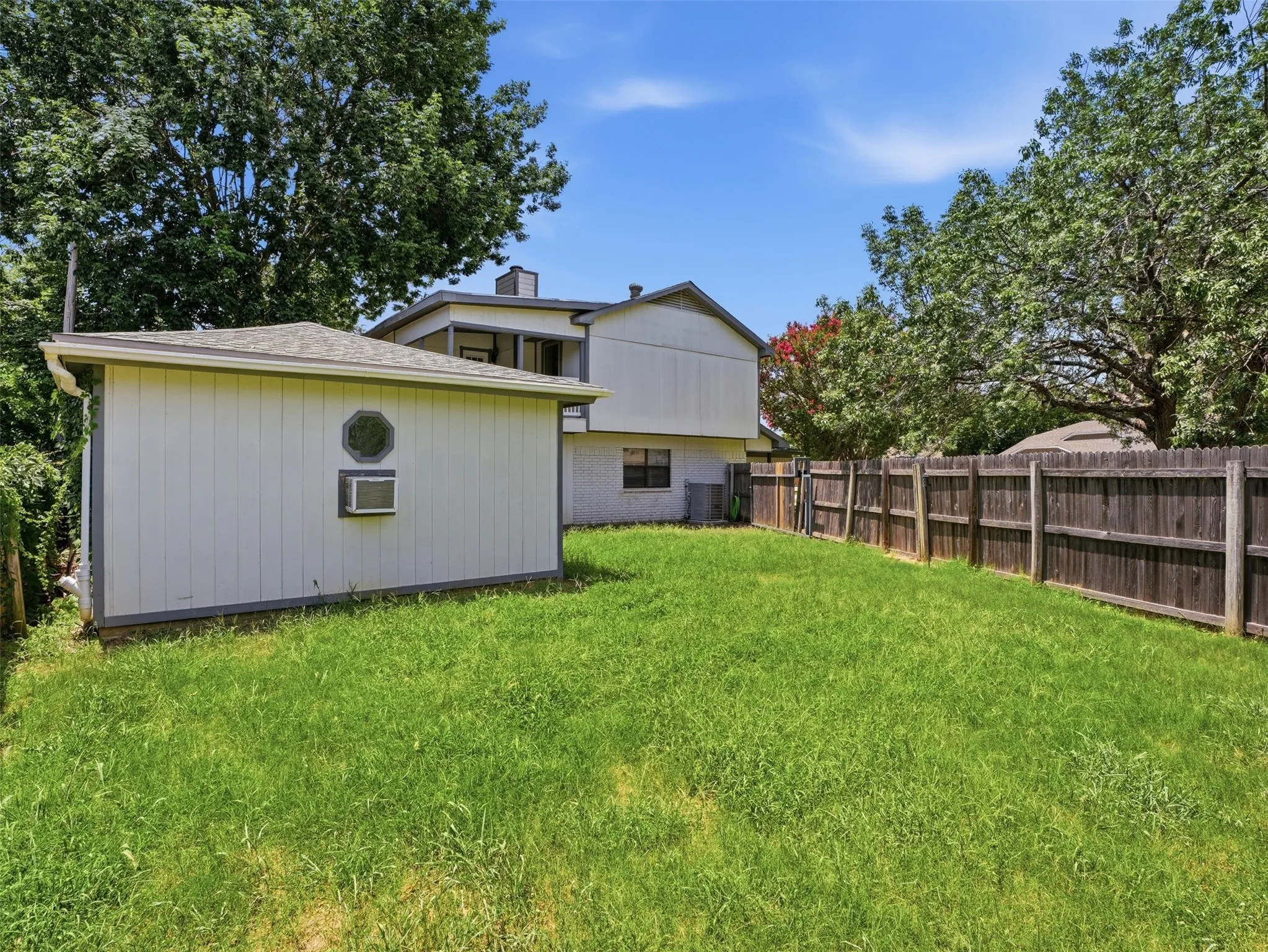 Single Family Residence For Sale in Tarrant County , 6205 Fernwood Drive, Arlington, Texas 76001, 4 Bedroom, 4 Bathroom, 2 Garage spaces, 2,136 Sqft, built in 1985, mls#21318087, Real Estate Agent in Arlington, Homes For Sale in Tarrant county, Homes For Sale in Arlington, Realtor in Arlington Texas, Real Estate Brokerage Independent Realty Texas, Luminita Cordes Realtor