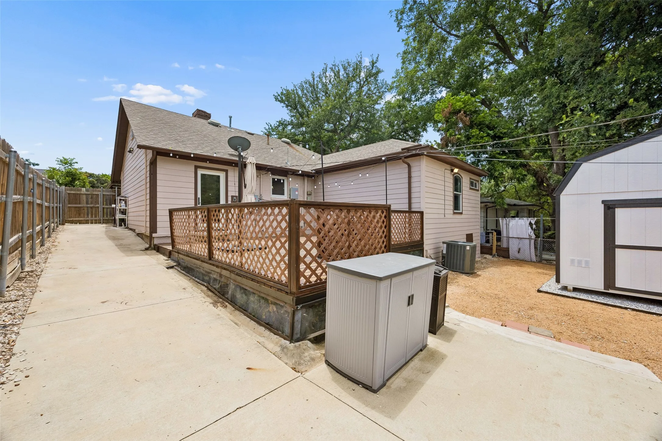 Single Family Residence For Sale in Dallas County , 3411 Gibsondell Avenue, Dallas, Texas 75211, 3 Bedroom, 2 Bathroom, Garage spaces, 1,576 Sqft, built in 1937, mls#21312736, Real Estate Agent in Dallas, Homes For Sale in Dallas county, Homes For Sale in Dallas, Realtor in Dallas Texas, Real Estate Brokerage Independent Realty Texas, Luminita Cordes Realtor
