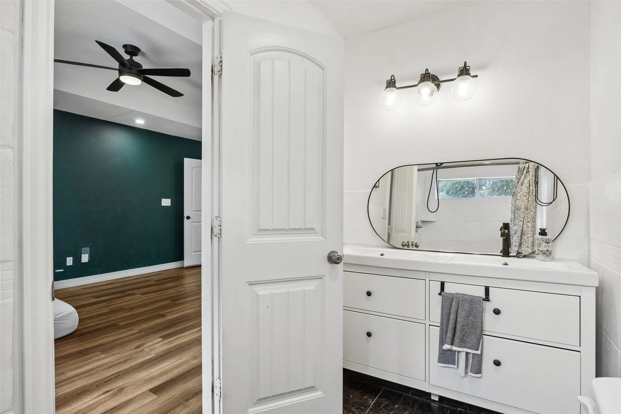 Single Family Residence For Sale in Dallas County , 3411 Gibsondell Avenue, Dallas, Texas 75211, 3 Bedroom, 2 Bathroom, Garage spaces, 1,576 Sqft, built in 1937, mls#21312736, Real Estate Agent in Dallas, Homes For Sale in Dallas county, Homes For Sale in Dallas, Realtor in Dallas Texas, Real Estate Brokerage Independent Realty Texas, Luminita Cordes Realtor