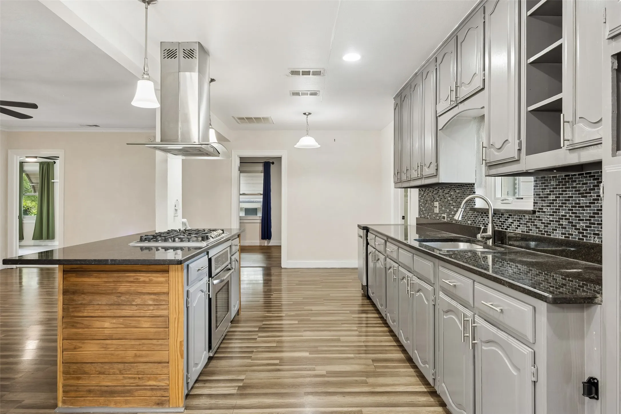 Single Family Residence For Sale in Dallas County , 3411 Gibsondell Avenue, Dallas, Texas 75211, 3 Bedroom, 2 Bathroom, Garage spaces, 1,576 Sqft, built in 1937, mls#21312736, Real Estate Agent in Dallas, Homes For Sale in Dallas county, Homes For Sale in Dallas, Realtor in Dallas Texas, Real Estate Brokerage Independent Realty Texas, Luminita Cordes Realtor
