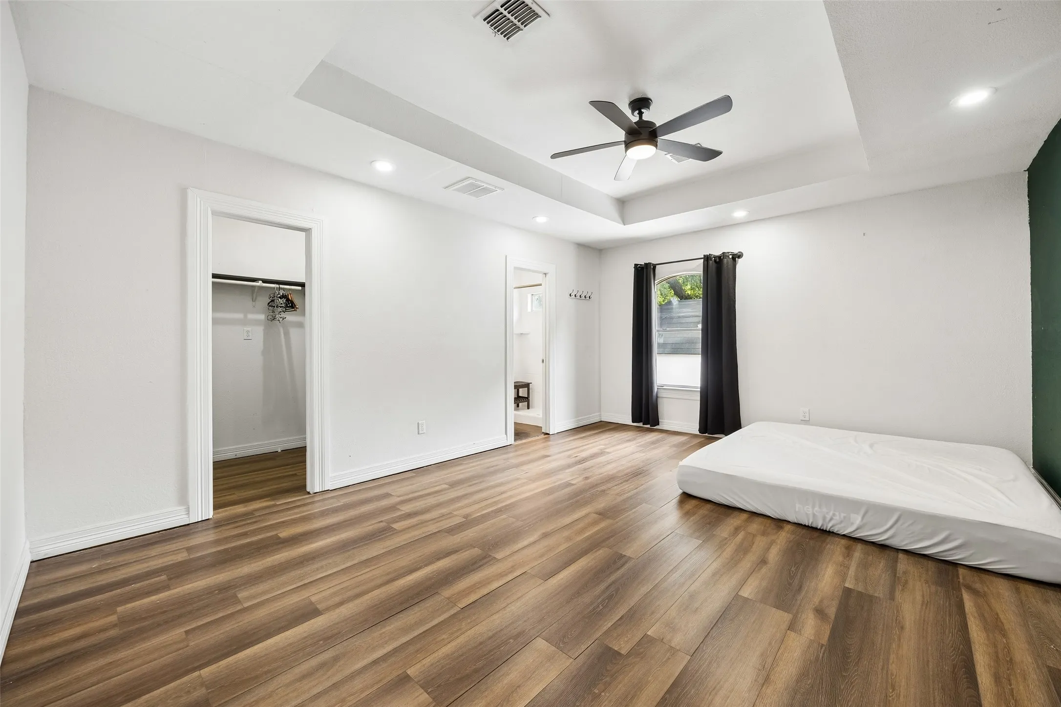Single Family Residence For Sale in Dallas County , 3411 Gibsondell Avenue, Dallas, Texas 75211, 3 Bedroom, 2 Bathroom, Garage spaces, 1,576 Sqft, built in 1937, mls#21312736, Real Estate Agent in Dallas, Homes For Sale in Dallas county, Homes For Sale in Dallas, Realtor in Dallas Texas, Real Estate Brokerage Independent Realty Texas, Luminita Cordes Realtor