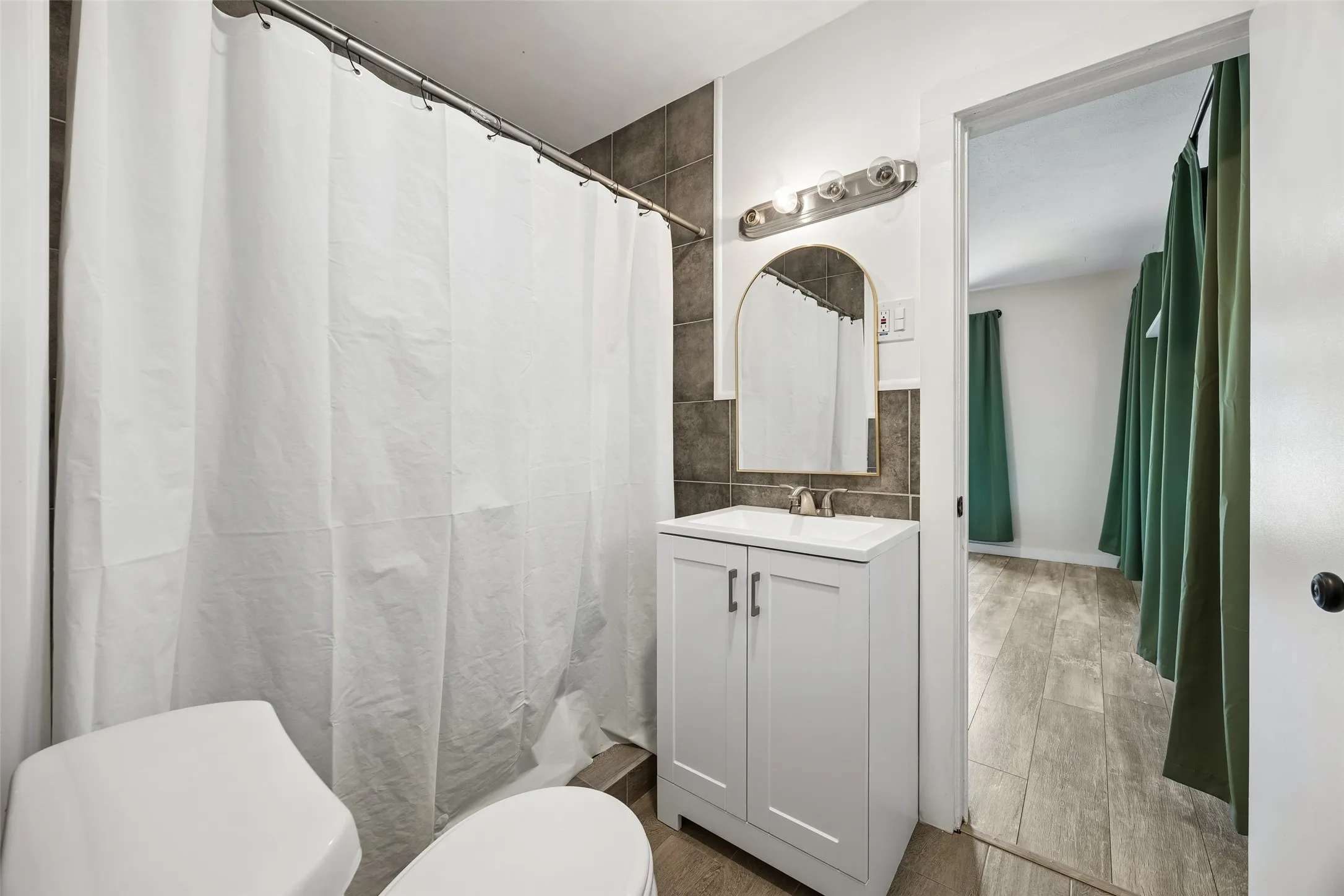 Single Family Residence For Sale in Dallas County , 3411 Gibsondell Avenue, Dallas, Texas 75211, 3 Bedroom, 2 Bathroom, Garage spaces, 1,576 Sqft, built in 1937, mls#21312736, Real Estate Agent in Dallas, Homes For Sale in Dallas county, Homes For Sale in Dallas, Realtor in Dallas Texas, Real Estate Brokerage Independent Realty Texas, Luminita Cordes Realtor
