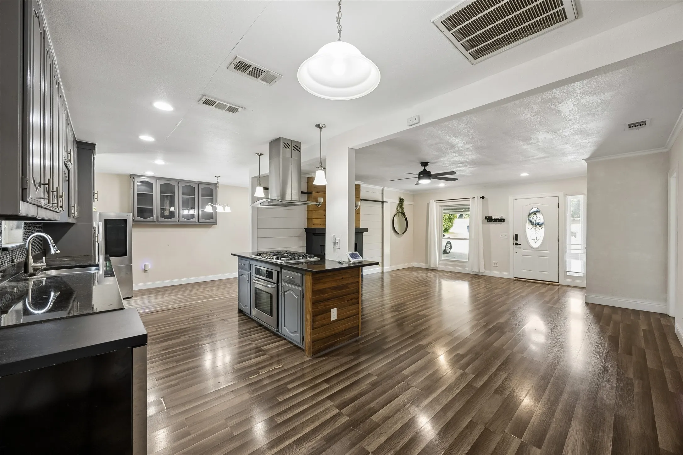 Single Family Residence For Sale in Dallas County , 3411 Gibsondell Avenue, Dallas, Texas 75211, 3 Bedroom, 2 Bathroom, Garage spaces, 1,576 Sqft, built in 1937, mls#21312736, Real Estate Agent in Dallas, Homes For Sale in Dallas county, Homes For Sale in Dallas, Realtor in Dallas Texas, Real Estate Brokerage Independent Realty Texas, Luminita Cordes Realtor