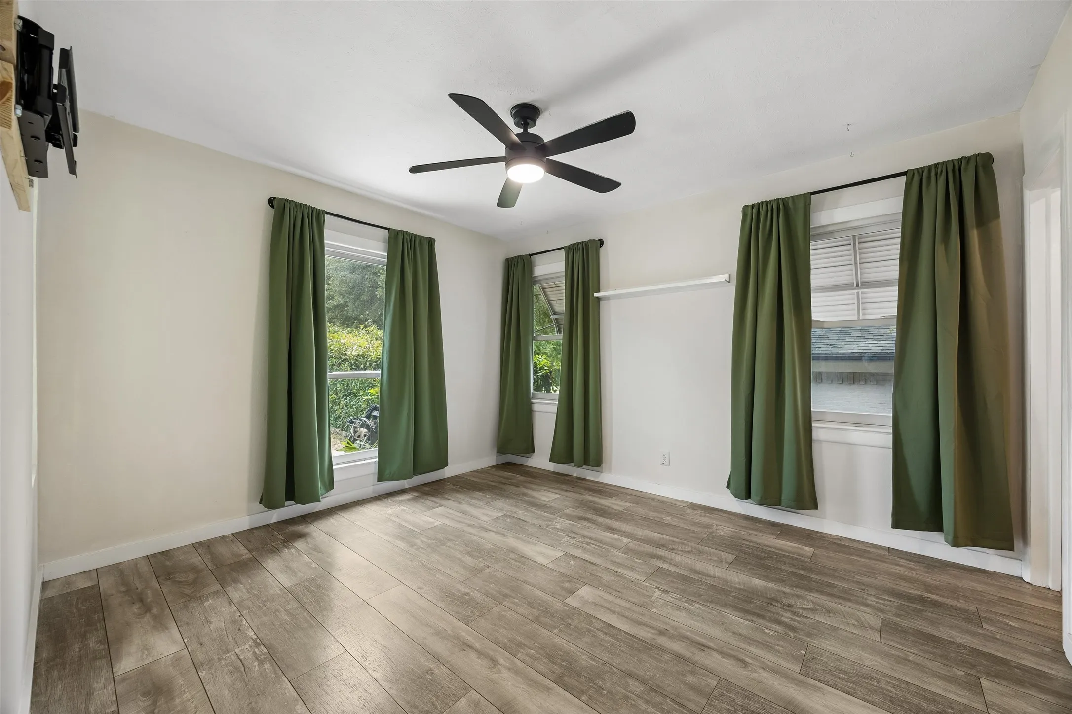 Single Family Residence For Sale in Dallas County , 3411 Gibsondell Avenue, Dallas, Texas 75211, 3 Bedroom, 2 Bathroom, Garage spaces, 1,576 Sqft, built in 1937, mls#21312736, Real Estate Agent in Dallas, Homes For Sale in Dallas county, Homes For Sale in Dallas, Realtor in Dallas Texas, Real Estate Brokerage Independent Realty Texas, Luminita Cordes Realtor