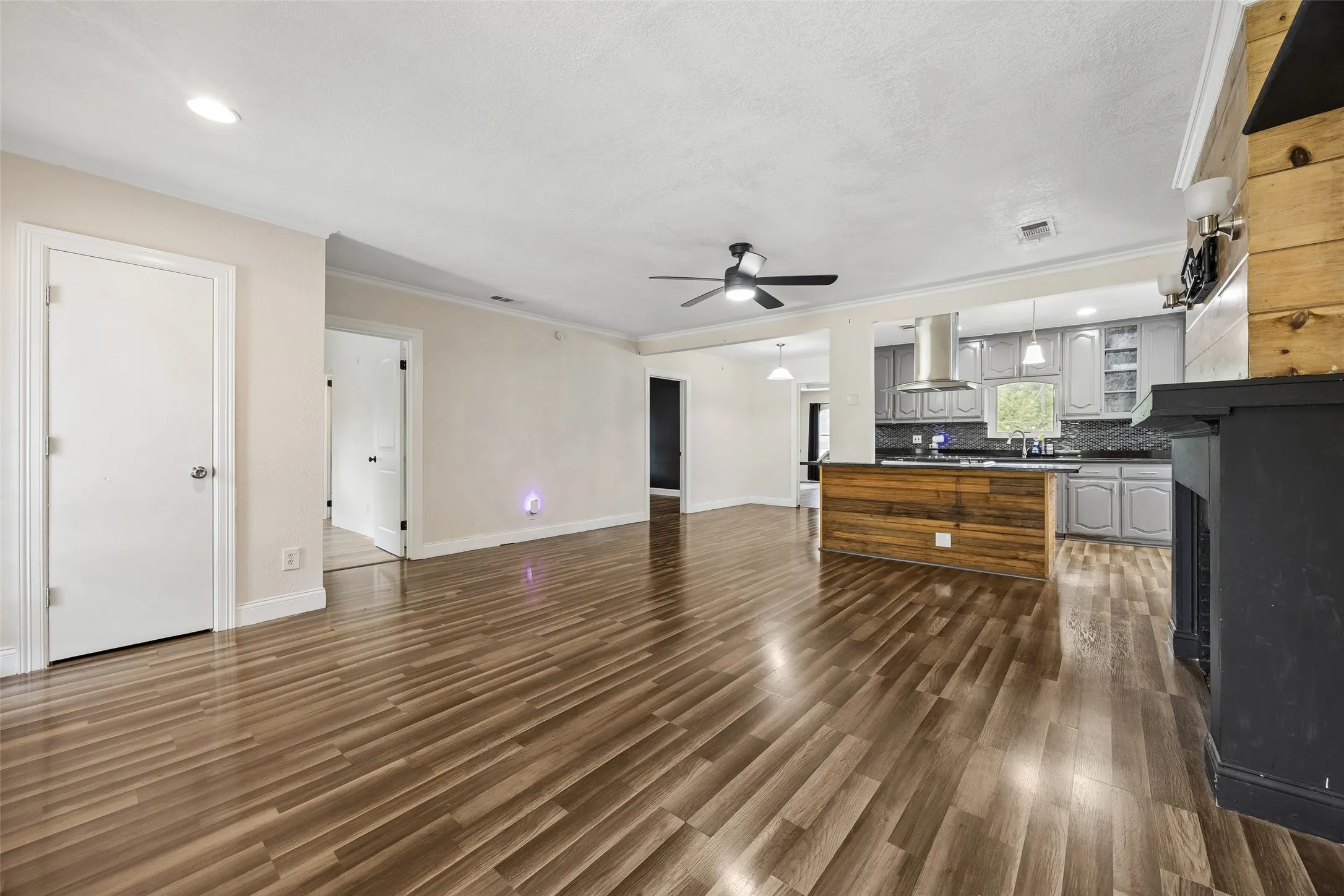 Single Family Residence For Sale in Dallas County , 3411 Gibsondell Avenue, Dallas, Texas 75211, 3 Bedroom, 2 Bathroom, Garage spaces, 1,576 Sqft, built in 1937, mls#21312736, Real Estate Agent in Dallas, Homes For Sale in Dallas county, Homes For Sale in Dallas, Realtor in Dallas Texas, Real Estate Brokerage Independent Realty Texas, Luminita Cordes Realtor
