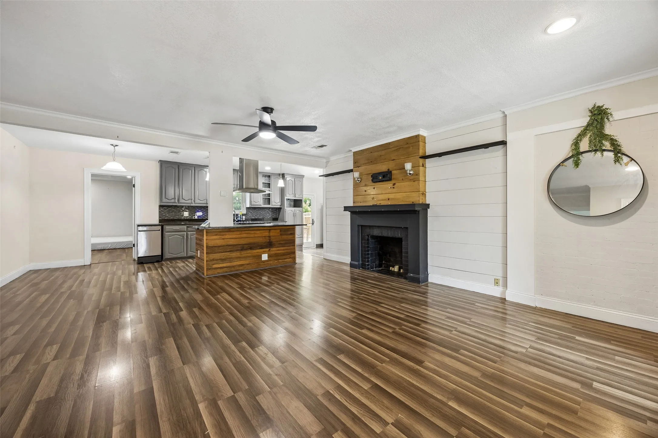 Single Family Residence For Sale in Dallas County , 3411 Gibsondell Avenue, Dallas, Texas 75211, 3 Bedroom, 2 Bathroom, Garage spaces, 1,576 Sqft, built in 1937, mls#21312736, Real Estate Agent in Dallas, Homes For Sale in Dallas county, Homes For Sale in Dallas, Realtor in Dallas Texas, Real Estate Brokerage Independent Realty Texas, Luminita Cordes Realtor