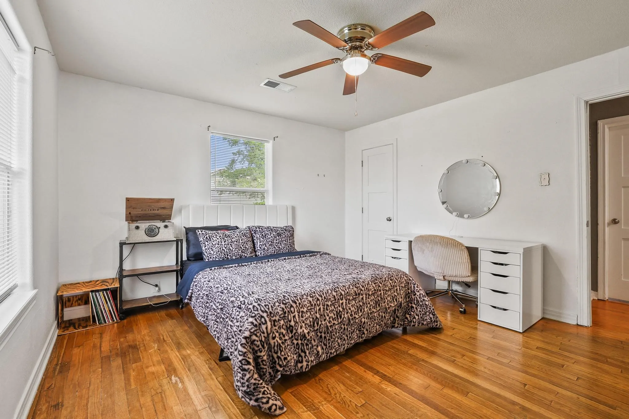 Single Family Residence For Sale in Grayson County , 1718 N Shannon Street, Sherman, Texas 75092, 3 Bedroom, 2 Bathroom, Garage spaces, 1,472 Sqft, built in 1946, mls#21314228, Real Estate Agent in Sherman, Homes For Sale in Grayson county, Homes For Sale in Sherman, Realtor in Sherman Texas, Real Estate Brokerage Independent Realty Texas, Luminita Cordes Realtor