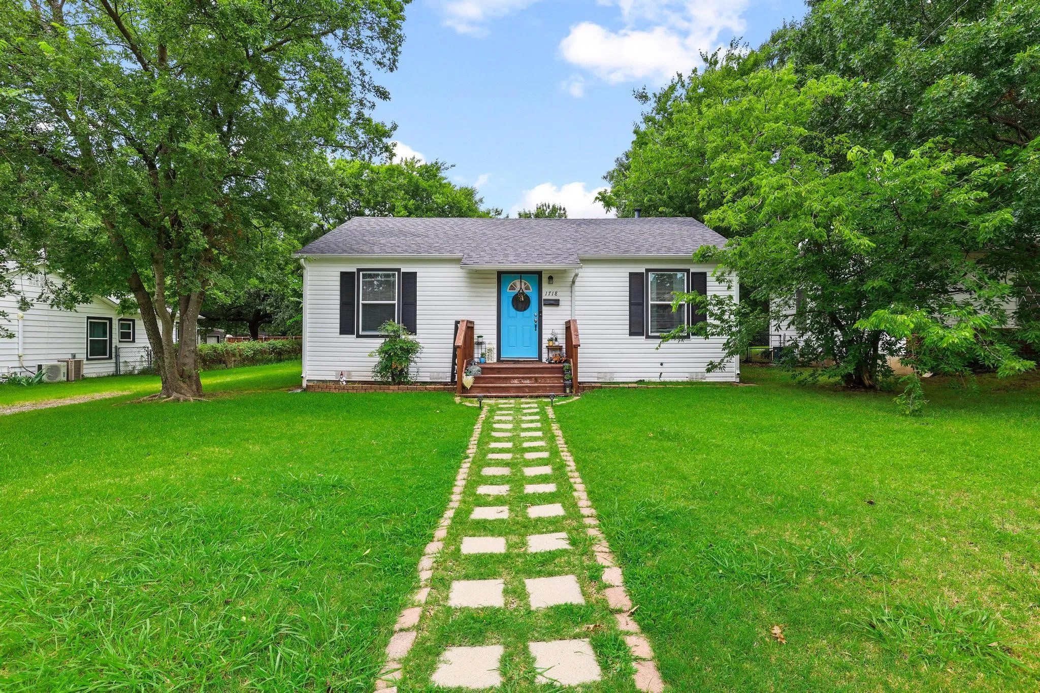 Single Family Residence For Sale in Grayson County , 1718 N Shannon Street, Sherman, Texas 75092, 3 Bedroom, 2 Bathroom, Garage spaces, 1,472 Sqft, built in 1946, mls#21314228, Real Estate Agent in Sherman, Homes For Sale in Grayson county, Homes For Sale in Sherman, Realtor in Sherman Texas, Real Estate Brokerage Independent Realty Texas, Luminita Cordes Realtor