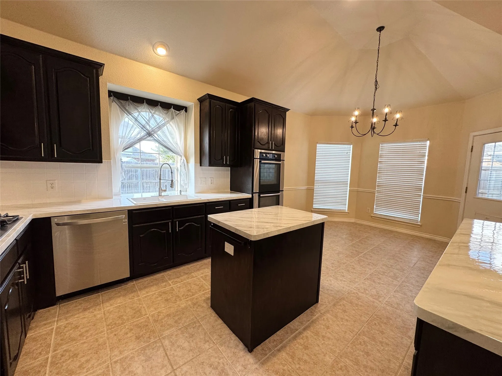Single Family Residence For Sale in Tarrant County , 7116 Top Rail Run, Fort Worth, Texas 76179, 5 Bedroom, 3 Bathroom, 2 Garage spaces, 2,910 Sqft, built in 2001, mls#21316218, Real Estate Agent in Fort Worth, Homes For Sale in Tarrant county, Homes For Sale in Fort Worth, Realtor in Fort Worth Texas, Real Estate Brokerage Independent Realty Texas, Luminita Cordes Realtor