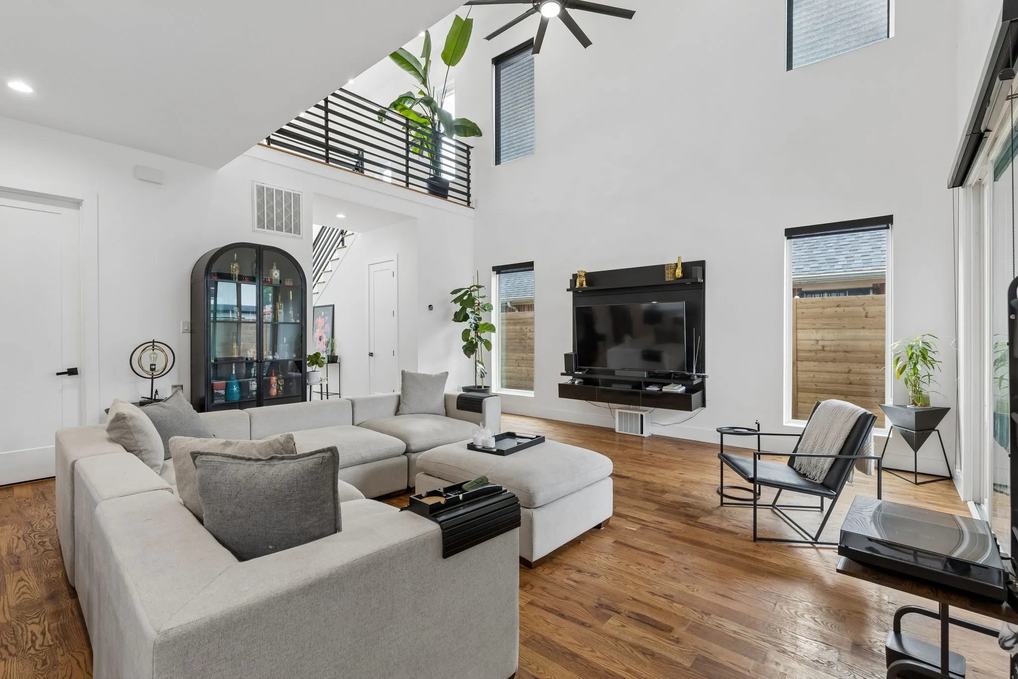 Single Family Residence For Rent in Dallas County , 1717 Mcbroom Street, Dallas, Texas 75212, 4 Bedroom, 4 Bathroom, 2 Garage spaces, 2,561 Sqft, built in 2023, mls#21318135, Real Estate Agent in Dallas, Homes For Rent in Dallas county, Homes For Rent in Dallas, Realtor in Dallas Texas, Real Estate Brokerage Independent Realty Texas, Luminita Cordes Realtor