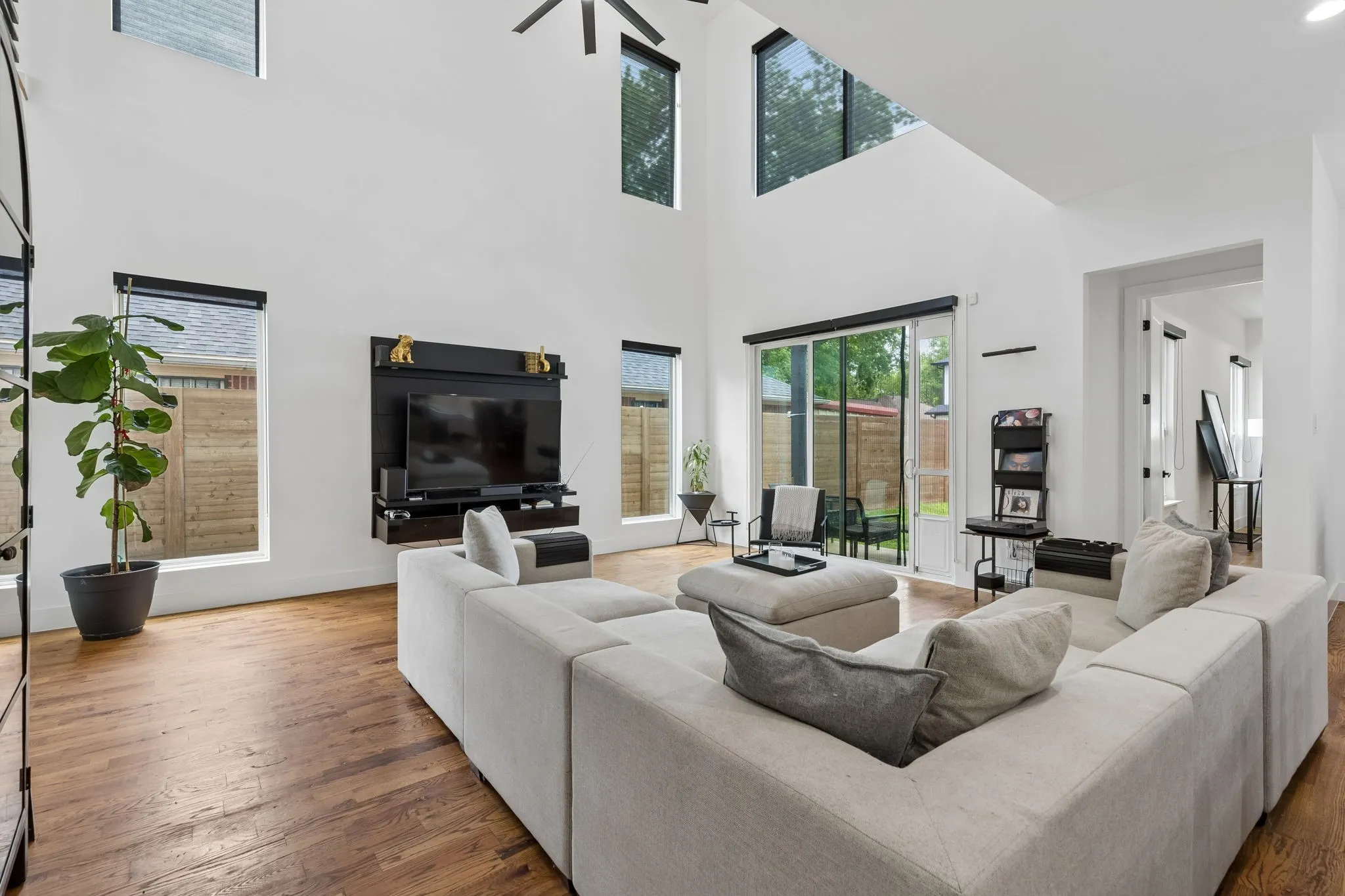 Single Family Residence For Rent in Dallas County , 1717 Mcbroom Street, Dallas, Texas 75212, 4 Bedroom, 4 Bathroom, 2 Garage spaces, 2,561 Sqft, built in 2023, mls#21318135, Real Estate Agent in Dallas, Homes For Rent in Dallas county, Homes For Rent in Dallas, Realtor in Dallas Texas, Real Estate Brokerage Independent Realty Texas, Luminita Cordes Realtor