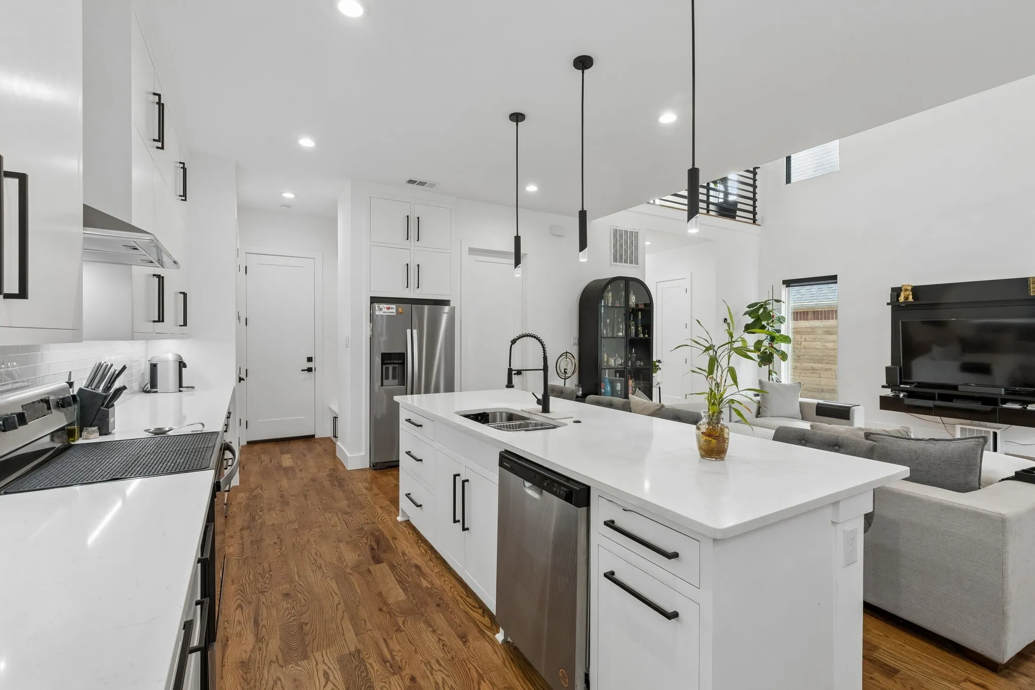 Single Family Residence For Rent in Dallas County , 1717 Mcbroom Street, Dallas, Texas 75212, 4 Bedroom, 4 Bathroom, 2 Garage spaces, 2,561 Sqft, built in 2023, mls#21318135, Real Estate Agent in Dallas, Homes For Rent in Dallas county, Homes For Rent in Dallas, Realtor in Dallas Texas, Real Estate Brokerage Independent Realty Texas, Luminita Cordes Realtor