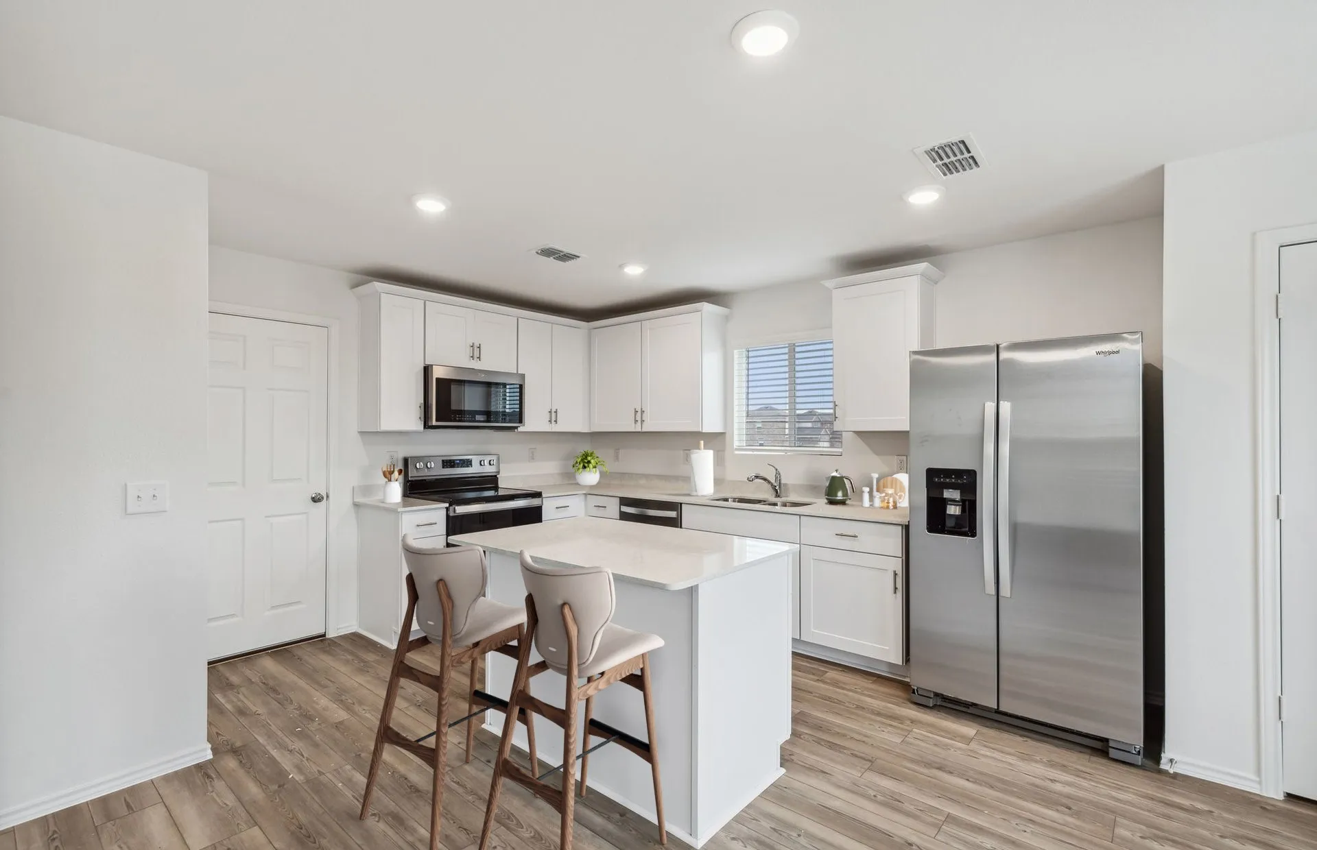 *Virtual Representation - Spacious kitchen with eat-in bartop island