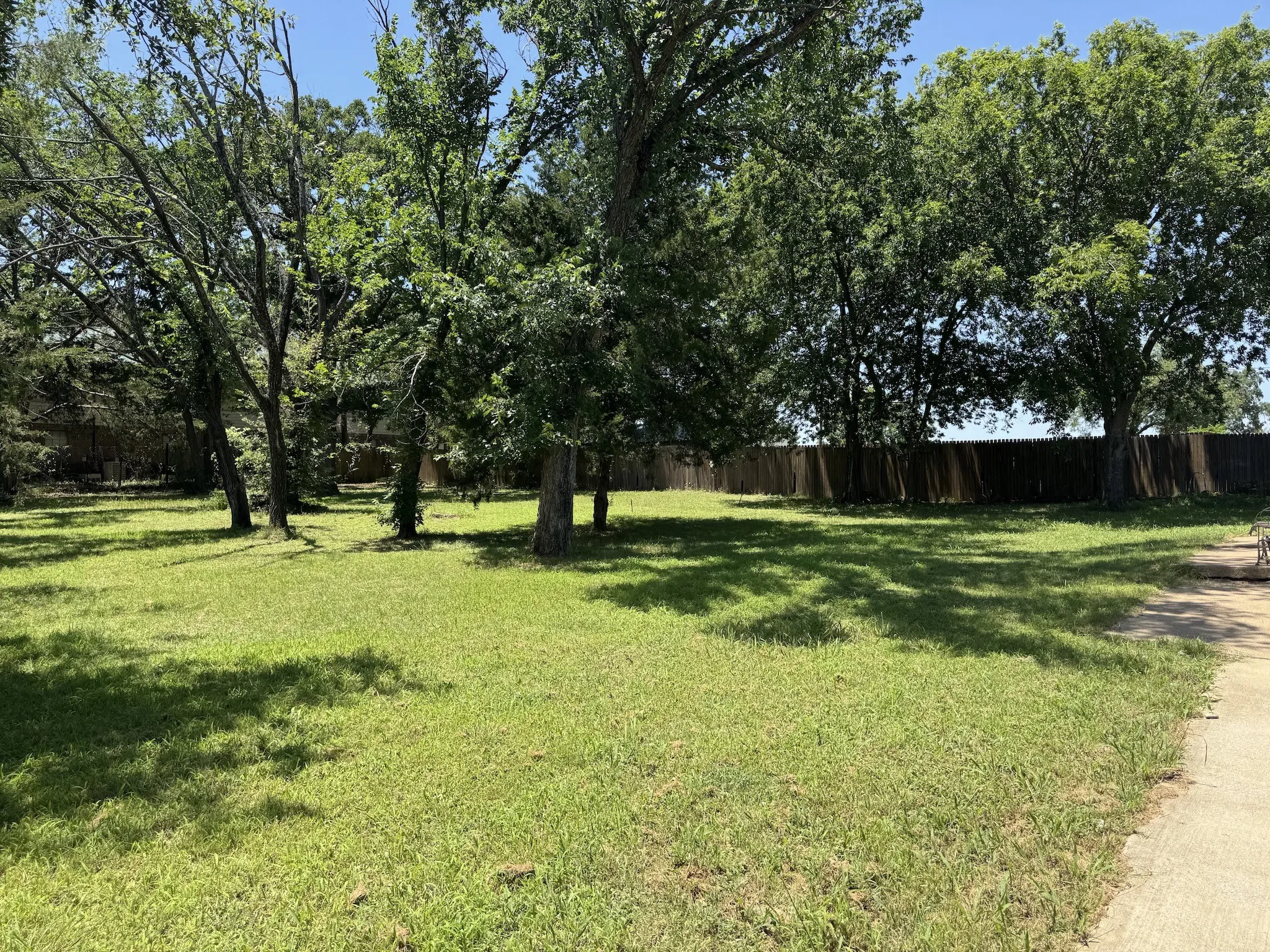 Single Family Residence For Sale in Johnson County , 606 Iowa Street, Keene, Texas 76059, 3 Bedroom, 2 Bathroom, 2 Garage spaces, 2,332 Sqft, built in 1997, mls#21316389, Real Estate Agent in Keene, Homes For Sale in Johnson county, Homes For Sale in Keene, Realtor in Keene Texas, Real Estate Brokerage Independent Realty Texas, Luminita Cordes Realtor